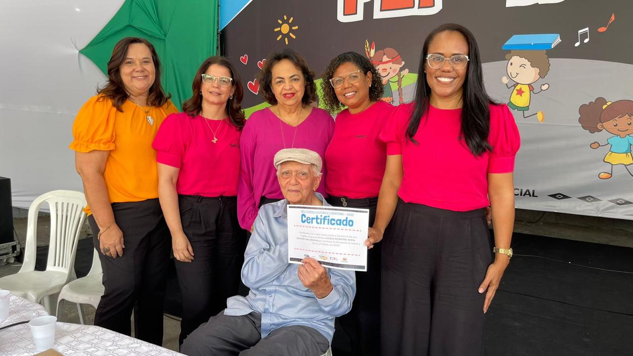 Escolas municipais de Feira de Santana recebem o Selo Escola Leitora e Escritora durante a FLIFS