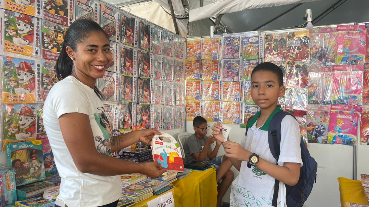 O destaque foi para os vales-livro distribuídos aos alunos, um investimento de R$ 120 mil da Secretaria. (Foto: Patrícia Laís/PMFS)