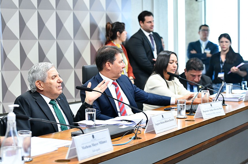 General Augusto Heleno se recusa a responder a perguntas durante depoimento na CPMI do 8 de Janeiro