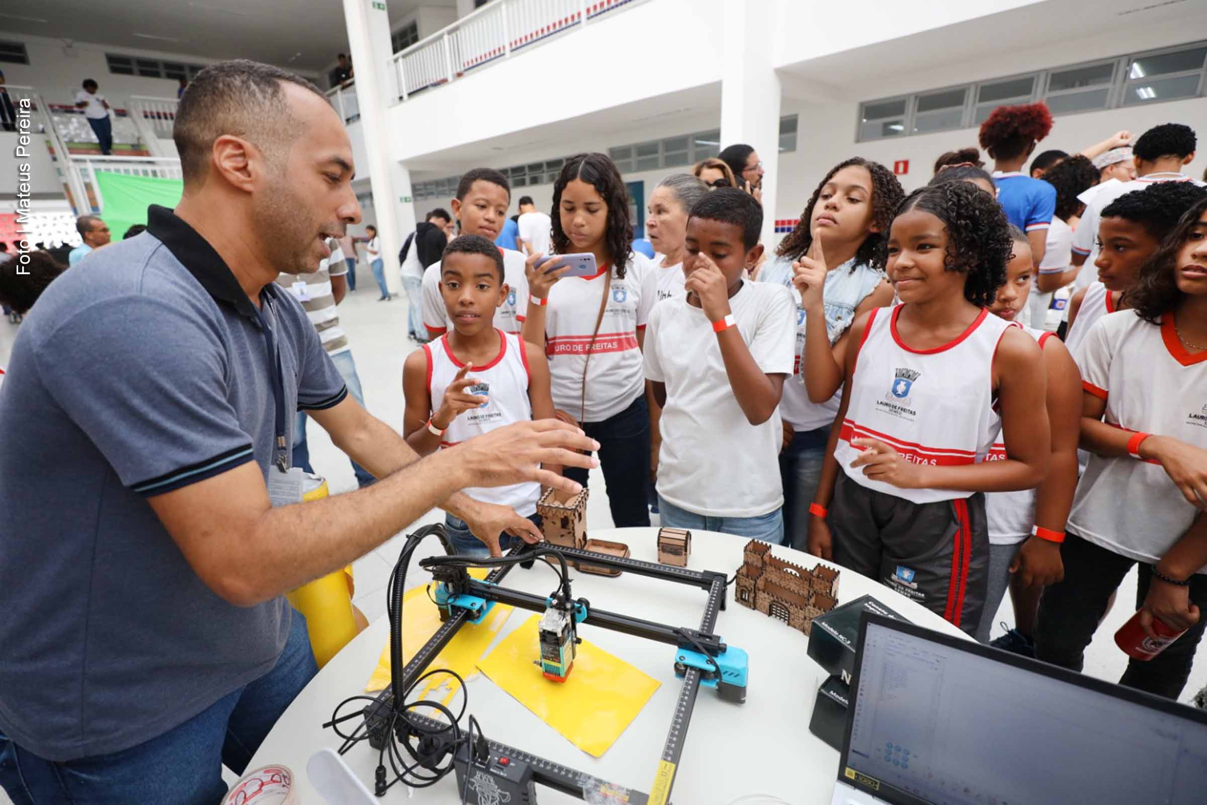 Governo Jerônimo entrega Chromebooks a escolas de Lauro de Freitas.