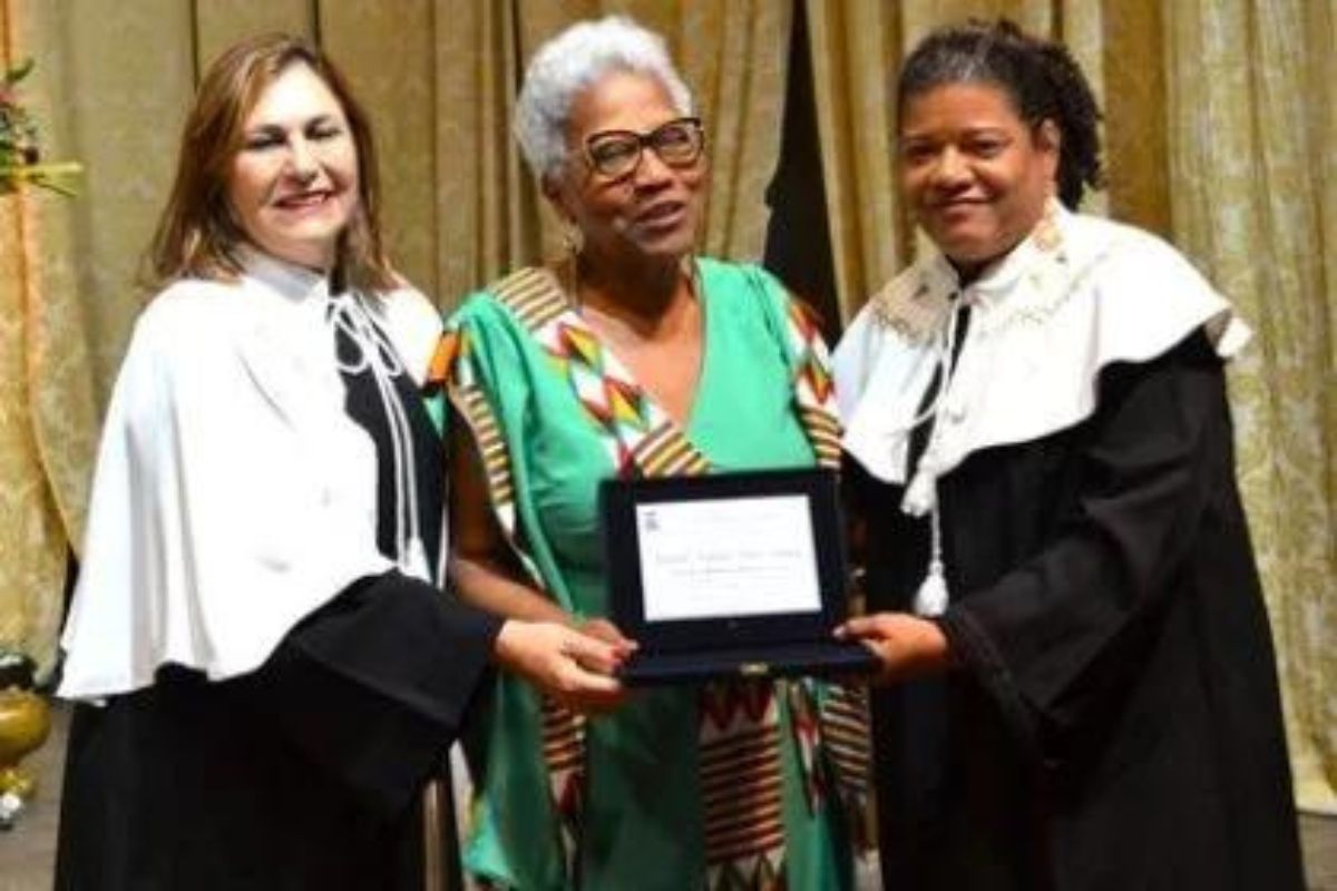 Ivannide Rodrigues Santa Bárbara foi homenageada pela Universidade Estadual de Feira de Santana (Uefs) com o título de Doutora Honoris Causa.