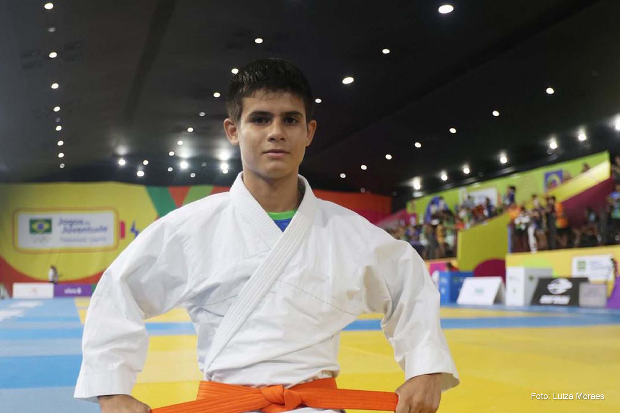 Jovens atletas superam adversidades e desafios nas competições.