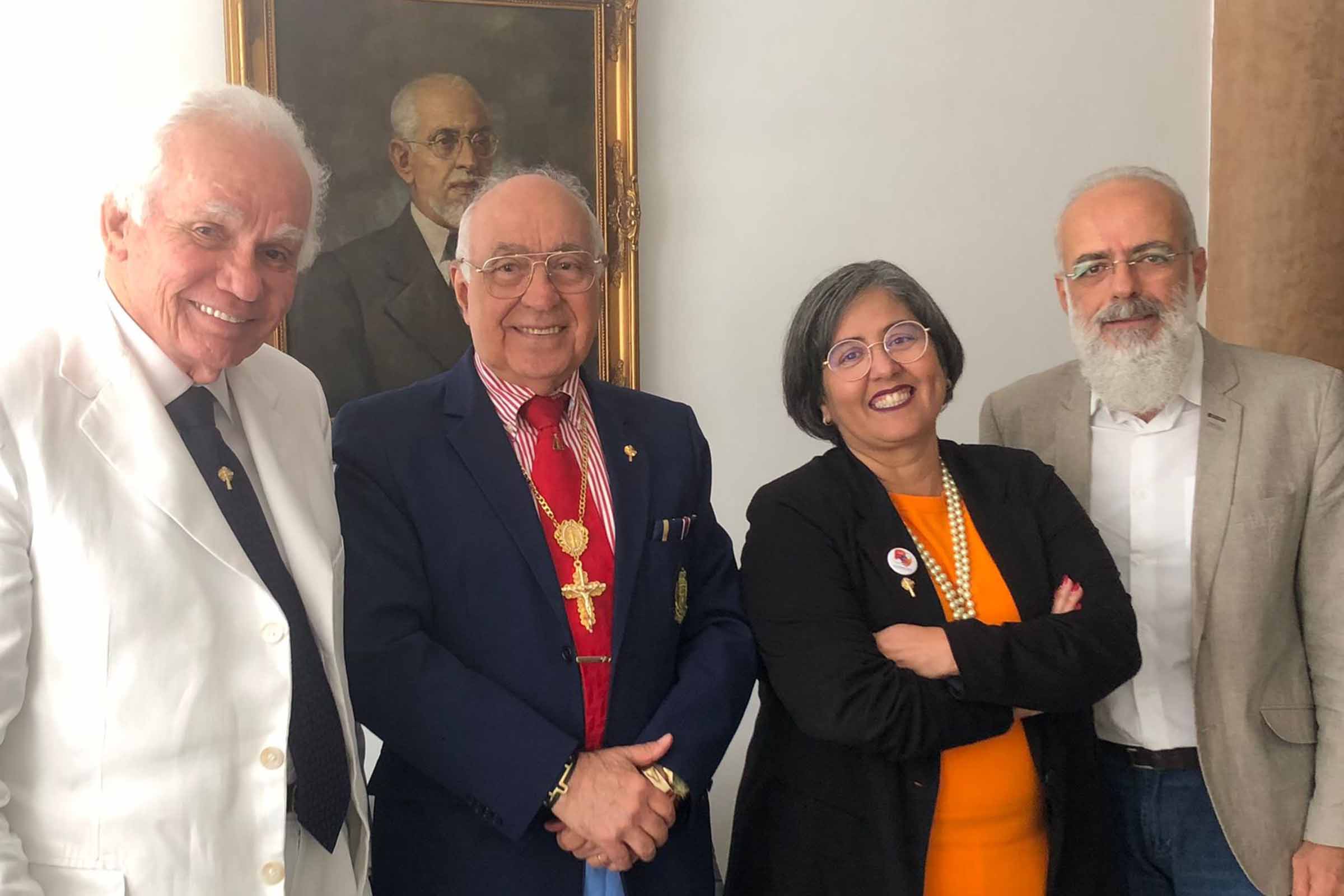 Jurista Calmon Teixeira, Nelson José de Carvalho e Ernesto Marques felicitam a jornalista Sueli Temporal.