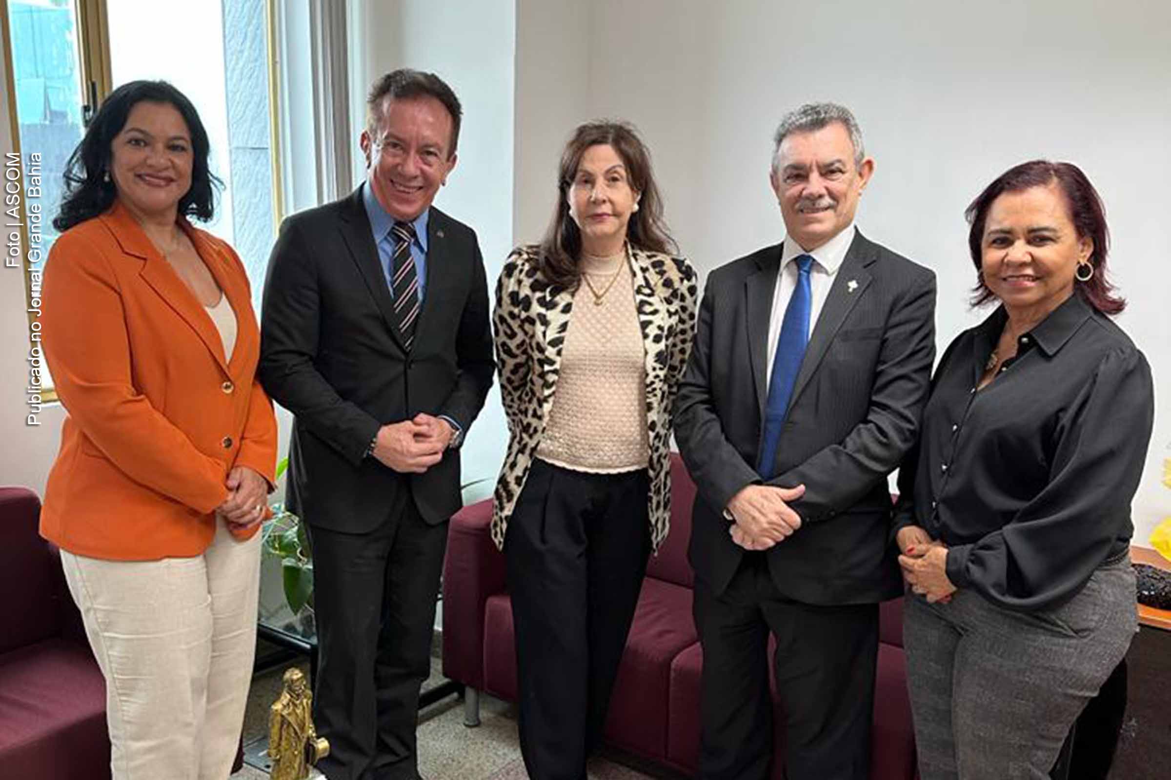 Juíza Rita Ramos, juiz Carlos Hamilton Bezerra Lima, presidente da ANAMAGES; desembargadora Márcia Borges Faria, 2ª Vice-Presidente do TJBA; desembargador Baltazar Miranda Saraiva e a desembargadora Maria de Fátima Silva Carvalho.