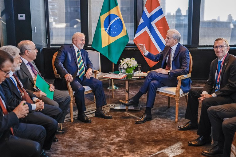 Lula e Jonas Gahr Støre conversaram sobre financiamento ambiental e investimentos em fontes de energia renováveis. (Foto: Ricardo Stuckert / PR)