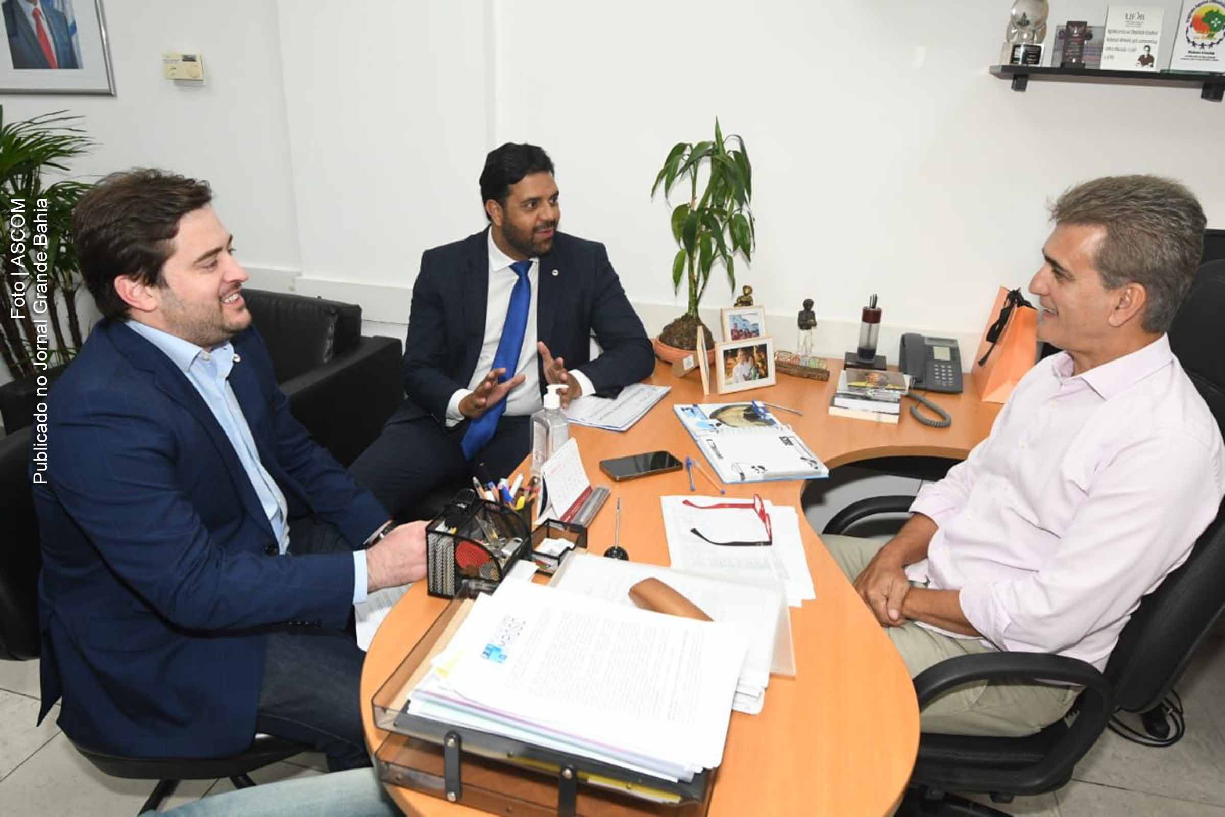 Os advogados Hermes Hilarião e Raphael Pitombo foram recebidos pelo deputado Robinson Almeida na ALBA.
