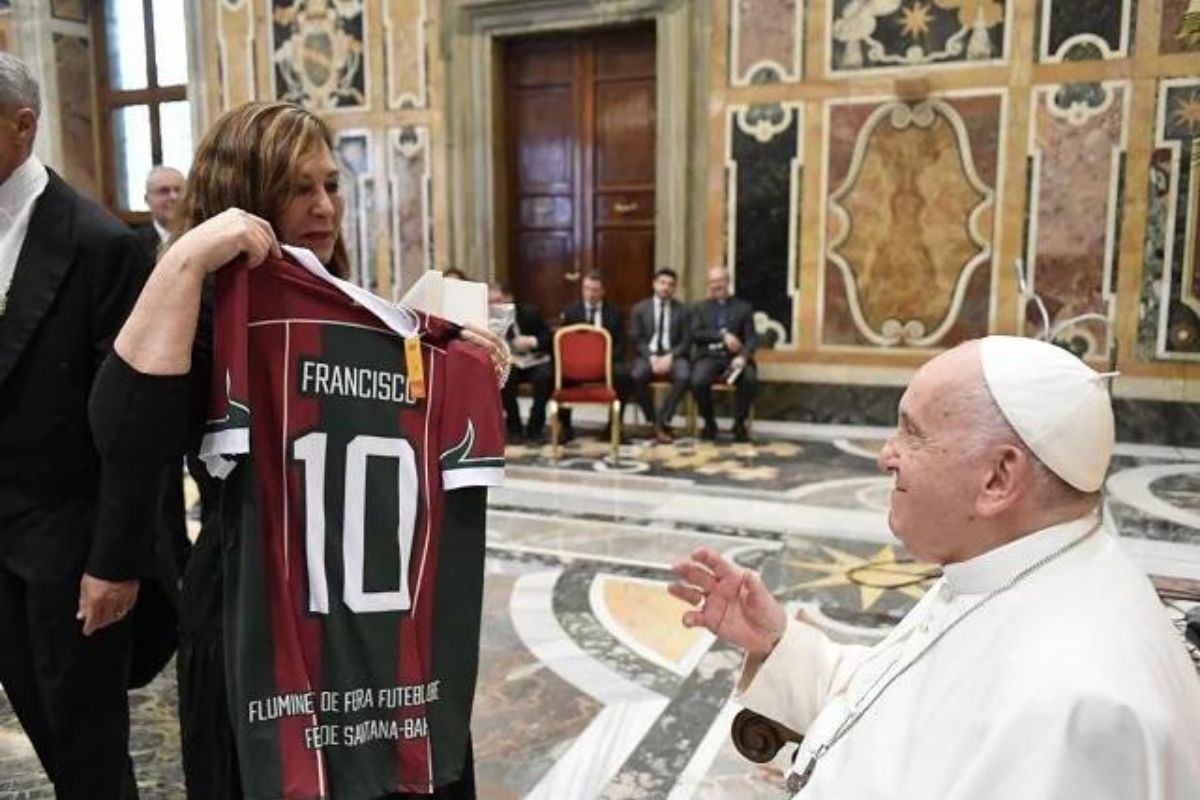 O Papa Francisco recebeu de presente da reitora da Universidade Estadual de Feira de Santana (Uefs), Amali Mussi, quando da sua visita ao Vaticano, a camisa tricolor do Touro do Sertão.