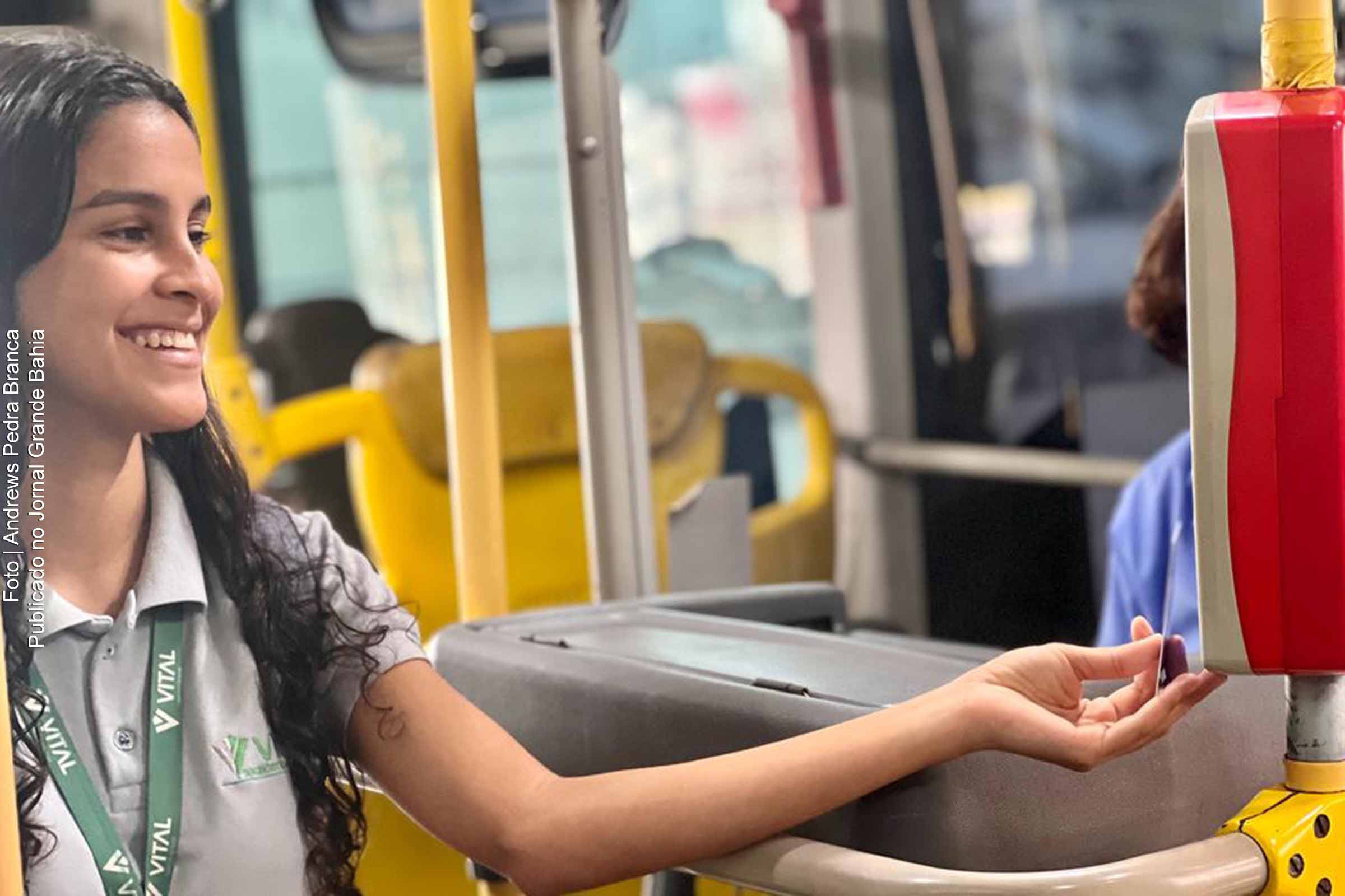 Passageira usuária do Sistema Integrado de Ônibus Urbano de Feira de Santana.