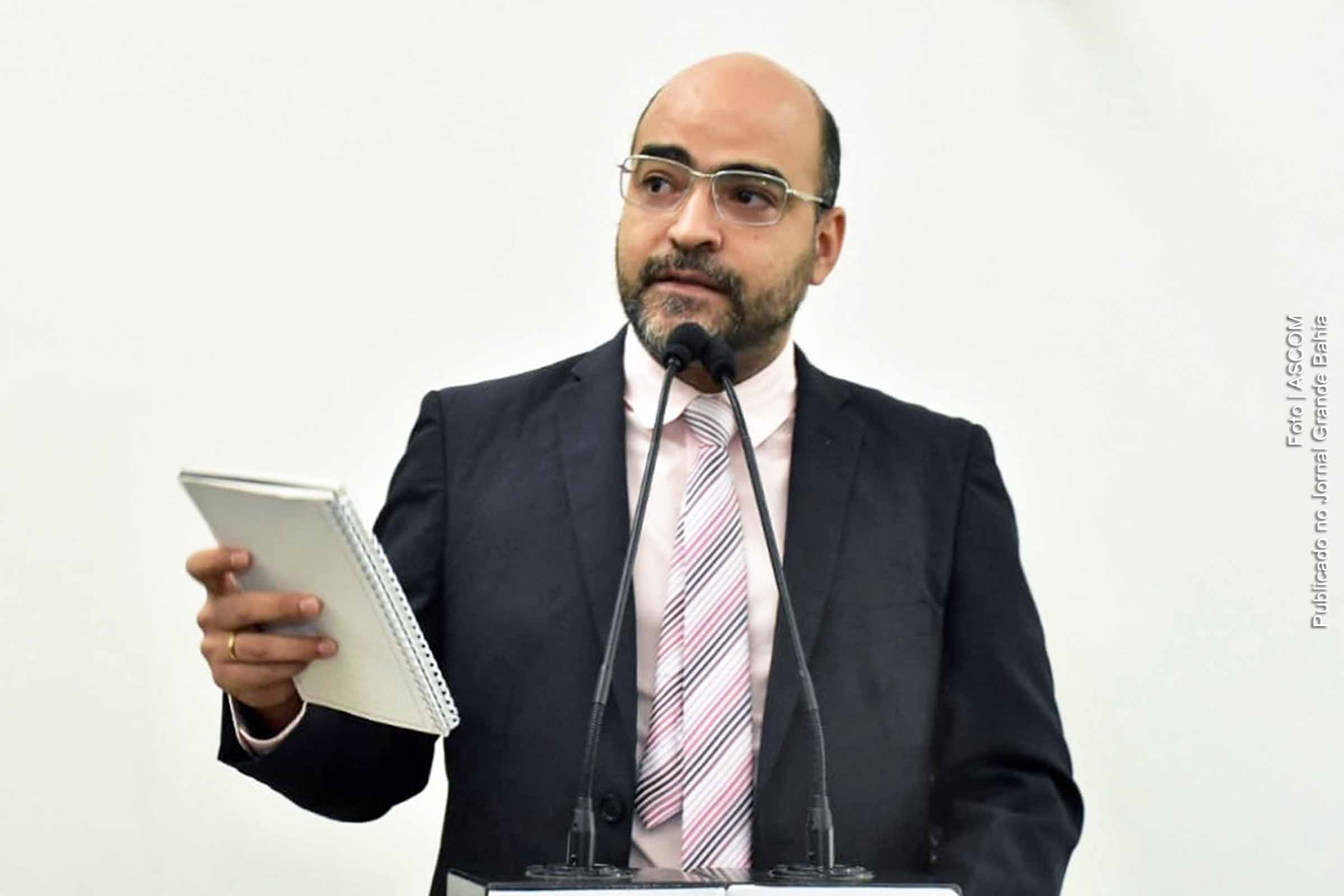 Secretário Pedro Américo cobra investimentos da Embasa para resolver a falta de água e saneamento em Feira de Santana.