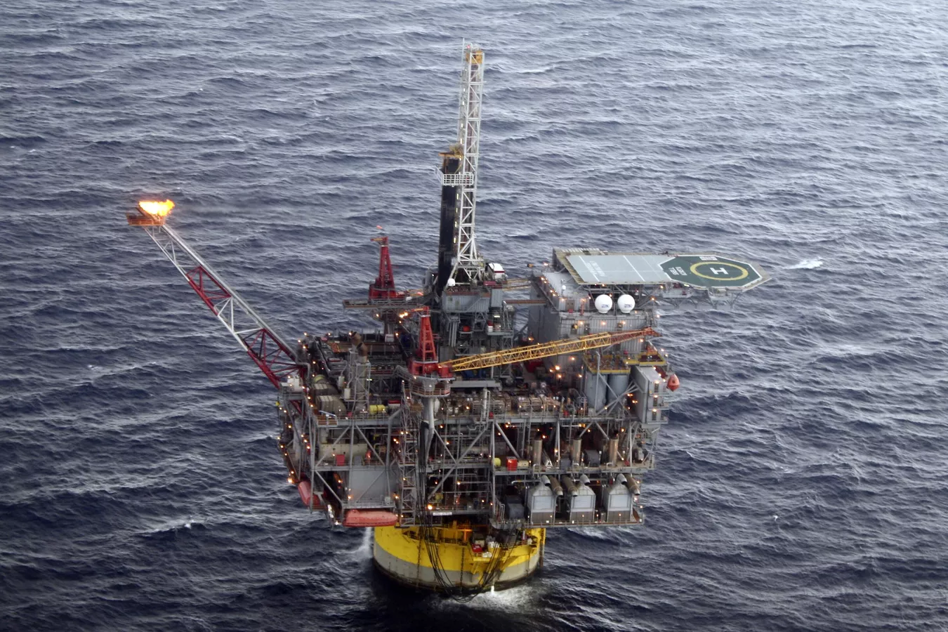Dunleavy enfatizou a importância dos impostos provenientes das atividades de petróleo e gás. (Foto: Jon Fahey/AP Photo)