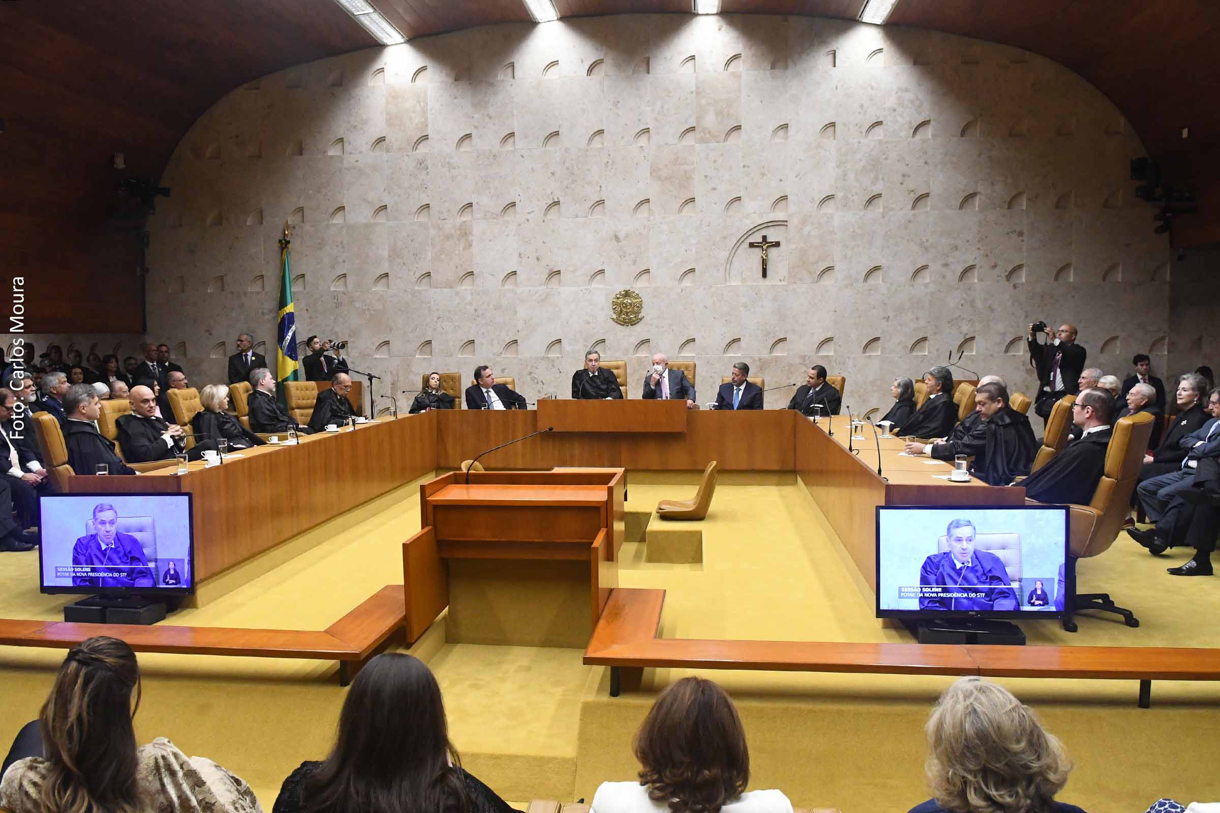 O ministro Luís Roberto Barroso tomou posse como presidente do STF e do CNJ com um apelo à pacificação do país.