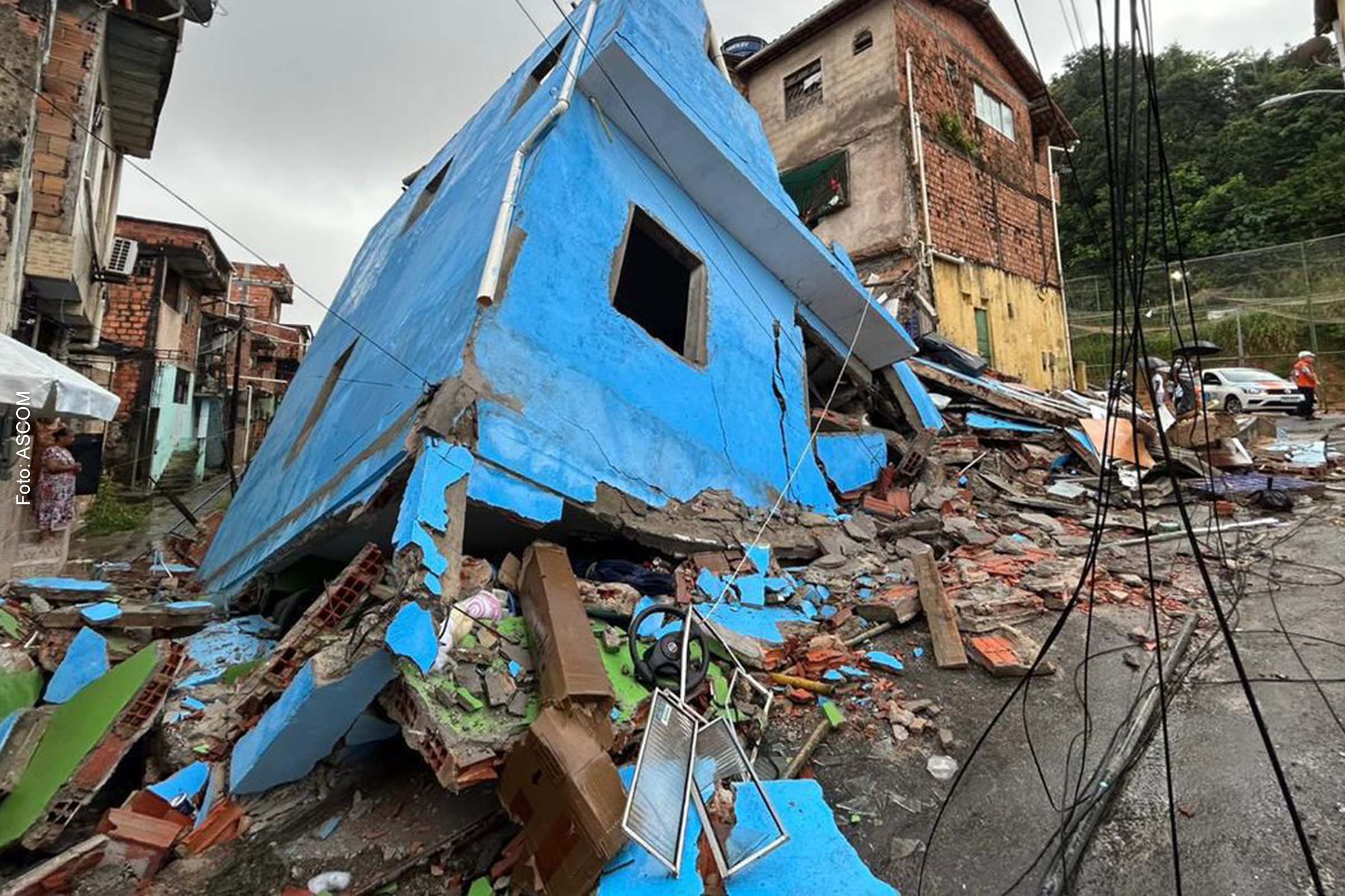 A construção irregular, sem supervisão adequada, foi apontada como a causa do desastre.