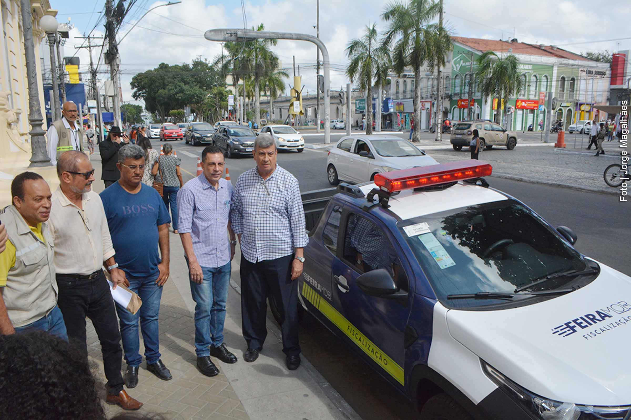 Prefeito Colbert Martins Filho entrega cinco viaturas para fiscalização do Transporte e Trânsito de Feira de Santana; Secretário Sérgio Carneiro destaca investimento em mobilidade urbana
