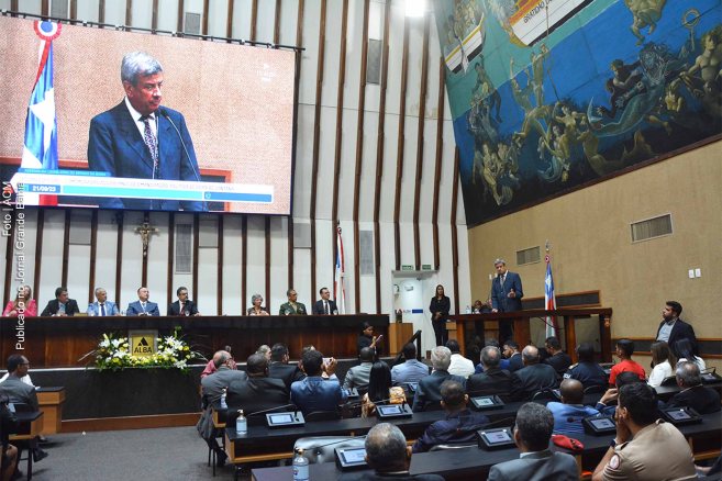Prefeito Colbert Martins discursa durante sessão especial na ALBA que homenageou os 190 anos de emancipação política de Feira de Santana.