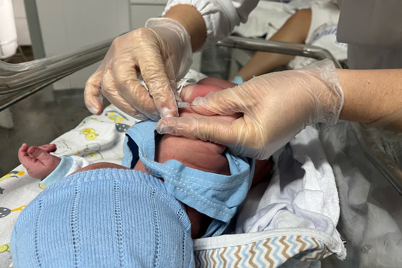 A equipe médica orienta cuidadosamente as famílias sobre as vacinas administradas. (Foto: Victória Seixas/PMFS)