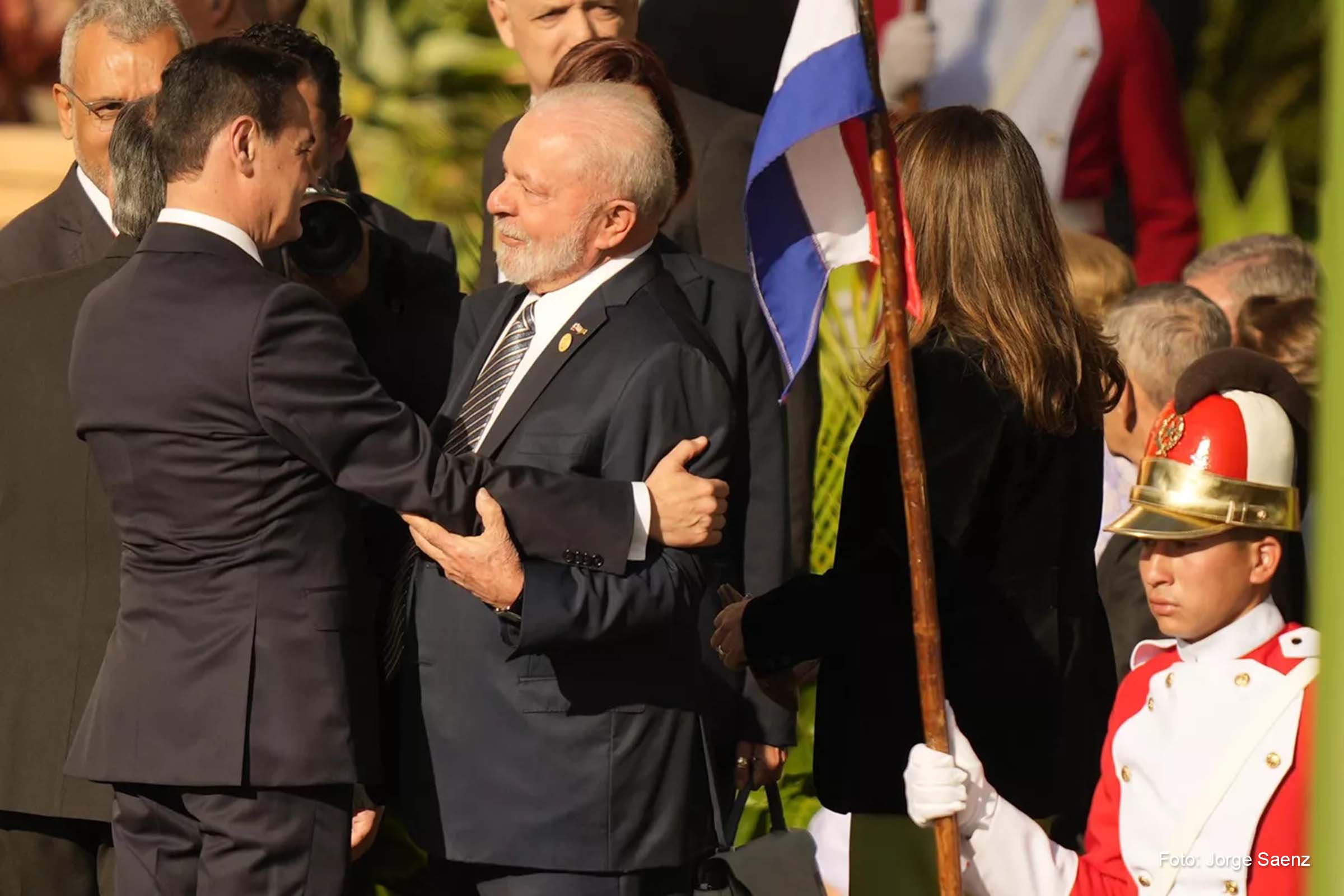 Rubén Ramírez, novo ministro de Relações Exteriores do Paraguai, cumprimenta o presidente Lula.