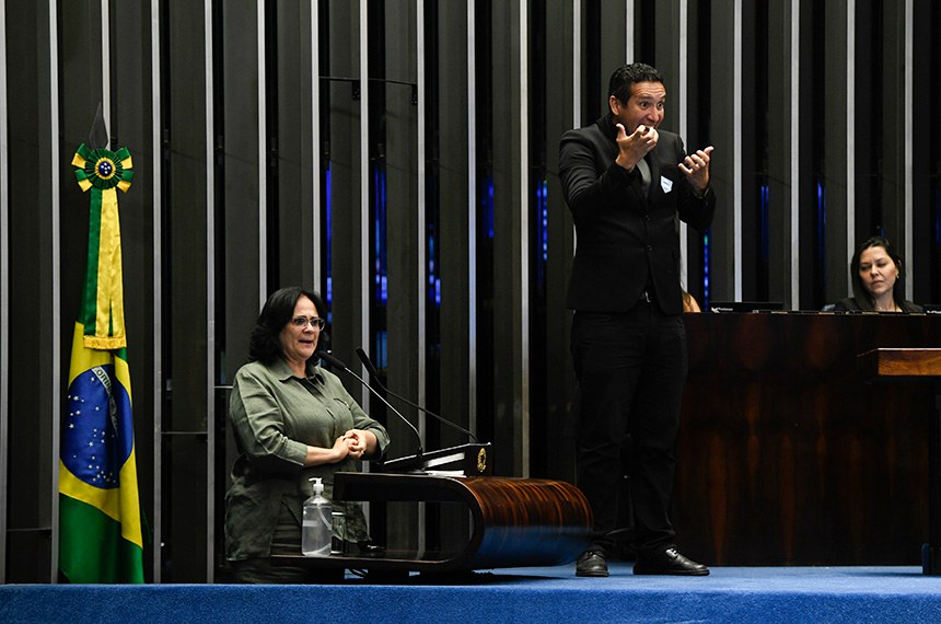 Senadora Damares relatou o projeto com as condições para o exercício profissional da atividade de tradutor, guia-intérprete e intérprete da língua brasileira de sinais. (Foto: Jefferson Rudy/Agência Senado)