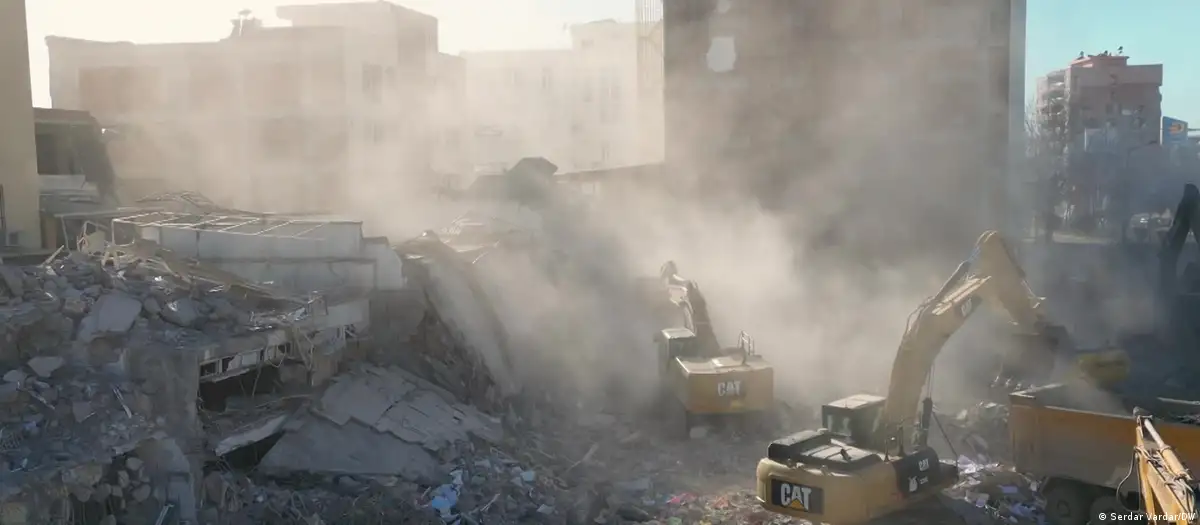 Investigação da DW revelou presença de amianto em diversas áreas da Turquia.