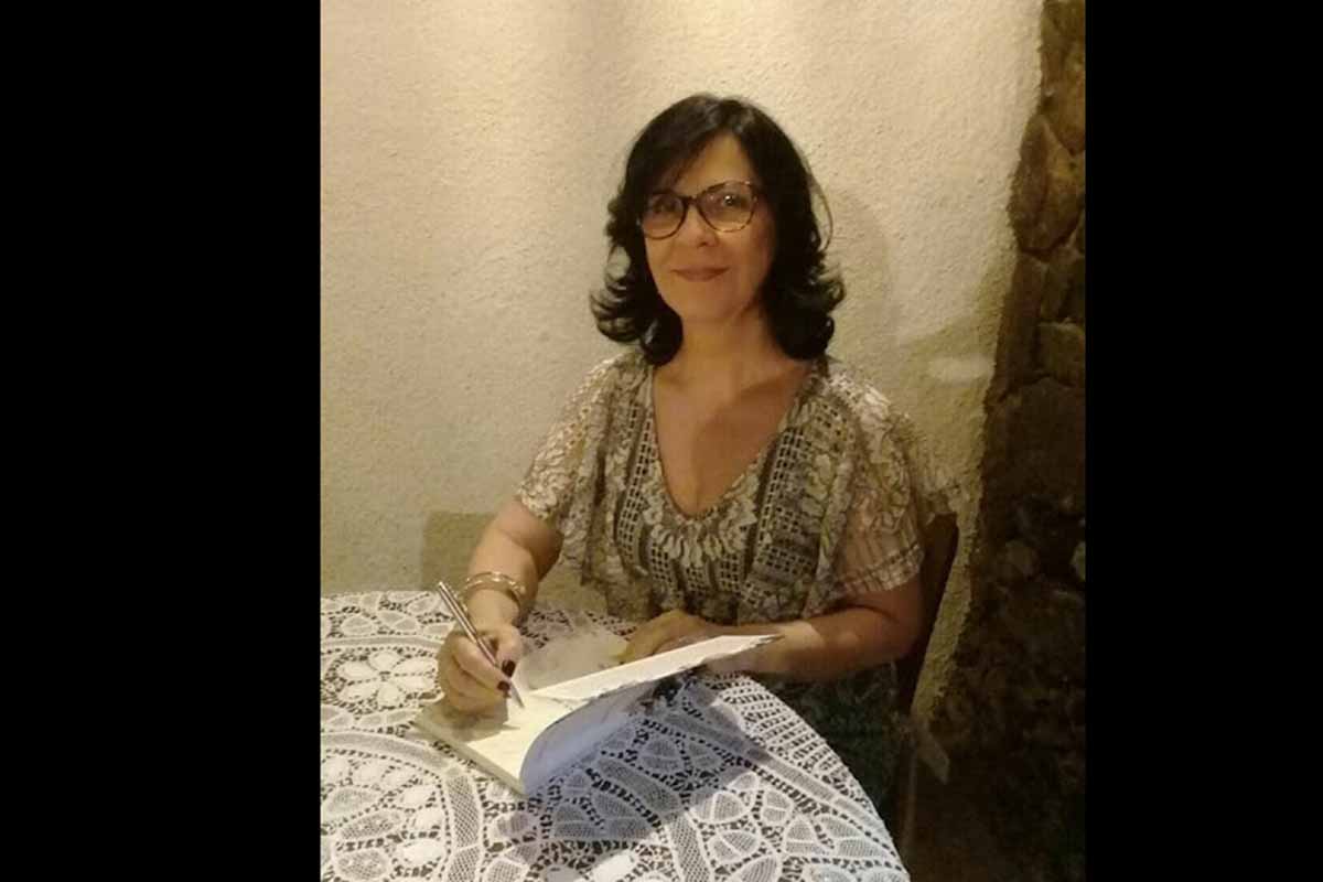 A escritora Conceição Carvalho está prestes a lançar seu aguardado romance de estreia, intitulado "A valsa entre cactos".