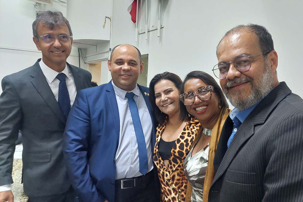 O novo Cidadão Feirense, jornalista André Curvelo, ladeado pela presidente da Câmara Municipal vereadora Eremita Mota, jornalistas Carlos Augusto e Edmundo Carvalho Filho.