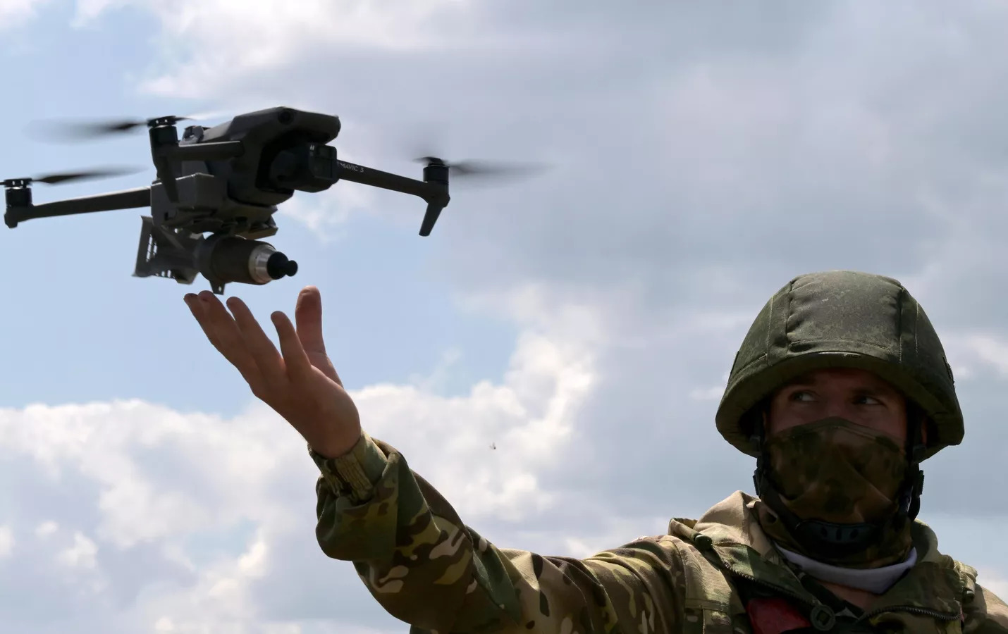 Campanha internacional revela tentativas de combater notícias críticas à aliança da OTAN e ao Ocidente, gerando preocupações sobre a liberdade de informação. (Foto: Yevgeny Biyatov/Sputnik)