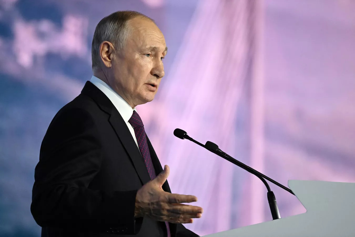 Mundo busca libertar-se de modelos econômicos opressores, diz Vladimir Putin
