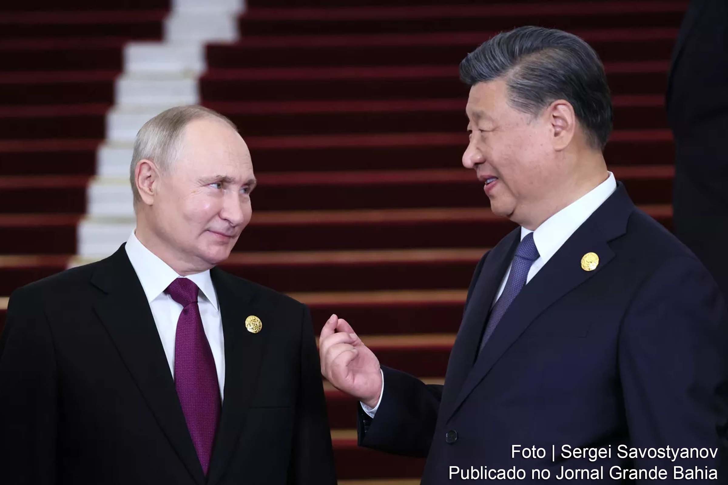 Vladimir Putin, presidente da Rússia, conversa com Xi Jinping, presidente da China.