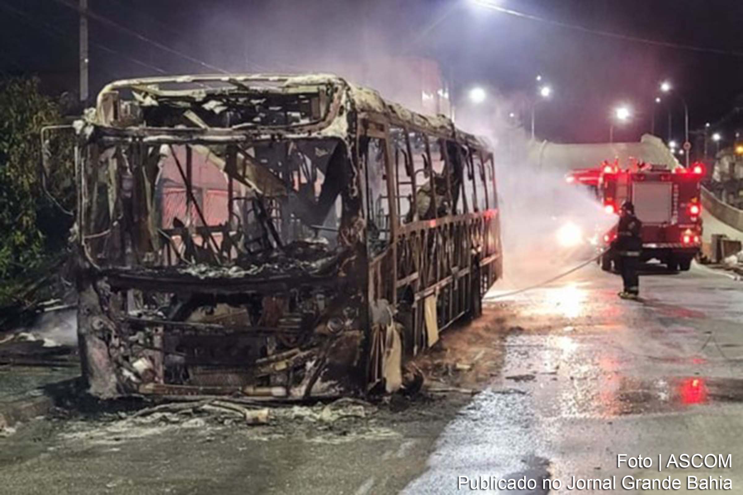Criminosos incendiaram ônibus e trens, causando tumulto e interrupções na Zona Oeste do Rio.