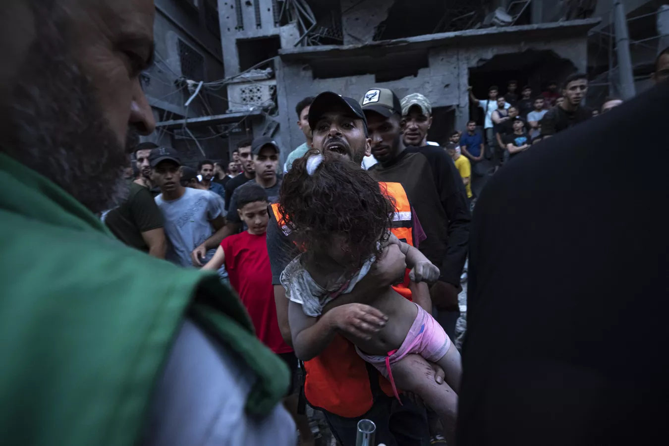 Porta-voz do Kremlin pede contenção e diálogo enquanto Putin expressa preocupação com crescente número de vítimas civis. (Foto: Fatima Shbair/AP Photo)