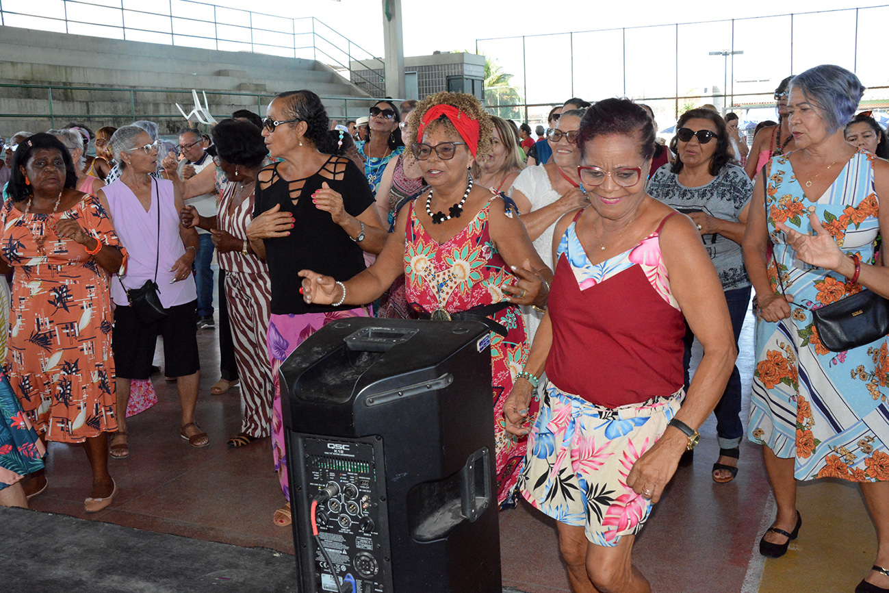 O ambiente foi permeado por trajes elegantes e charmosos, como estampas floridas e vestidos de bolinha. (Foto: Izinaldo Barreto/PMFS)