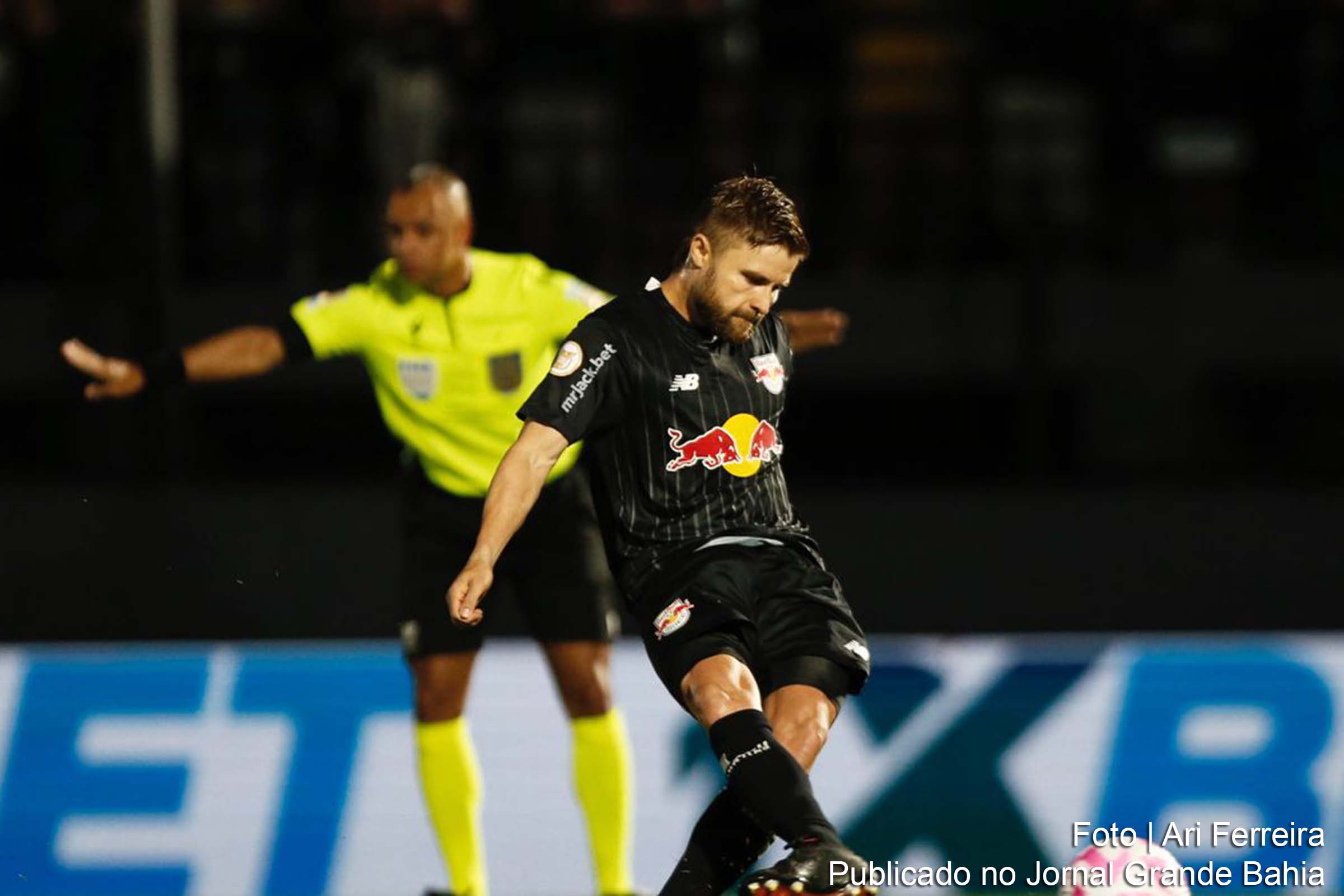 Bragantino assume a vice-liderança do Campeonato Brasileiro após vitória sobre o Fluminense.