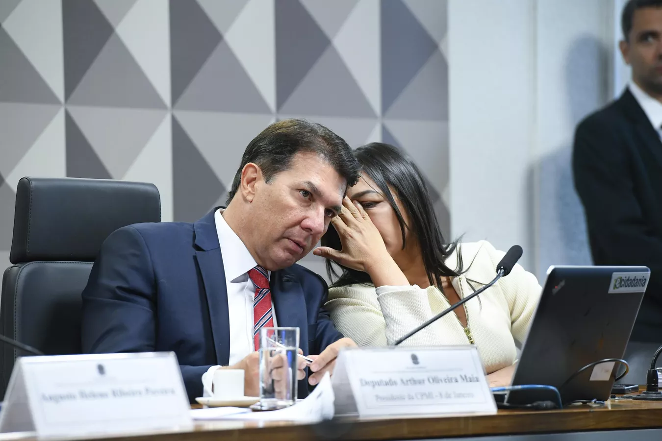 Deputado Arthur Oliveira Maia e a relatora da CPMI, senadora Eliziane Gama. (Foto: Marcos Oliveira /Agência Senado)