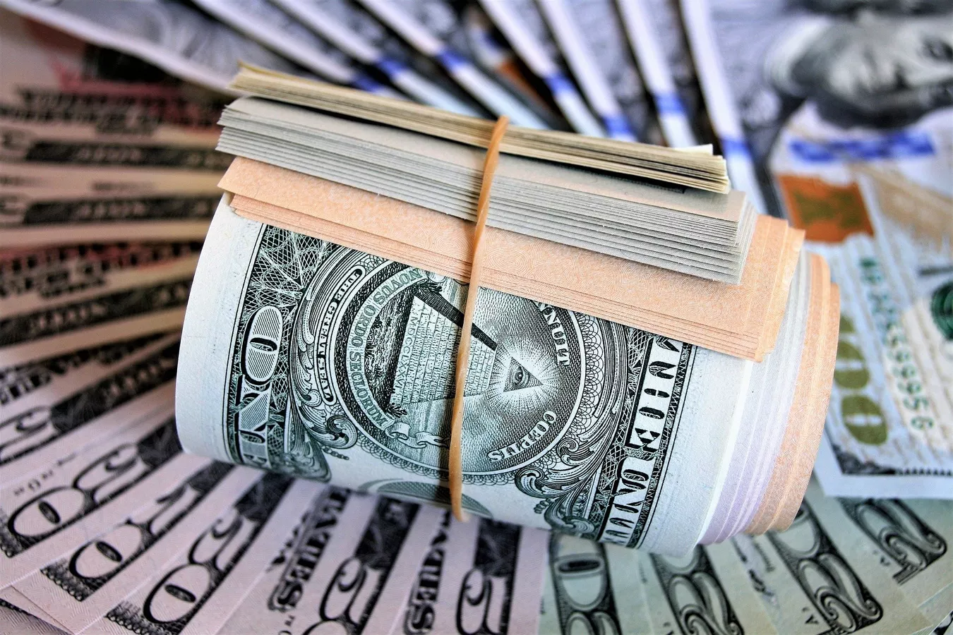 Economista Jeffrey Sachs aponta que o dólar americano deixará de ser a moeda dominante no sistema financeiro global.