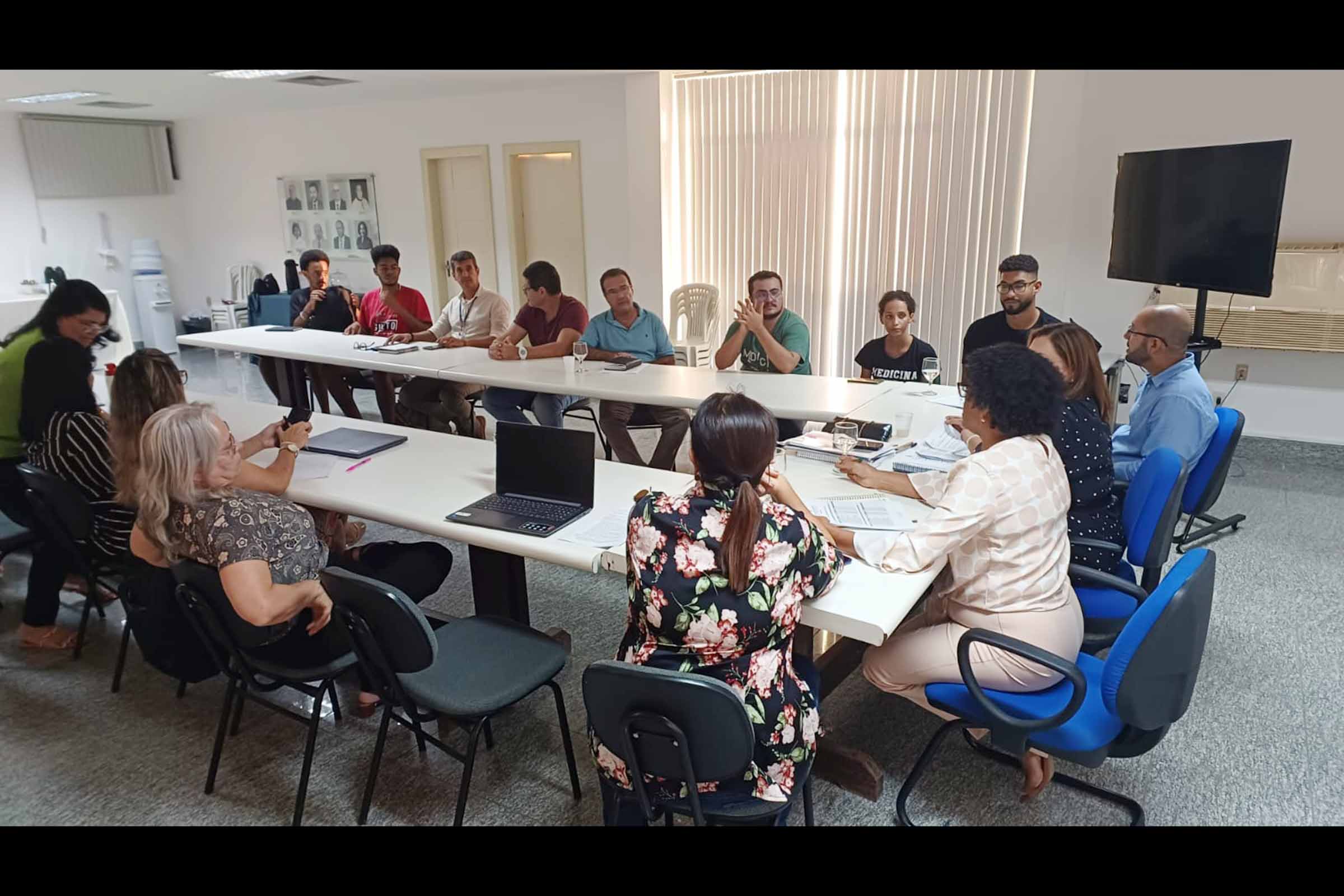 Estudantes e gestores da Universidade Estadual de Feira de Santana (UEFS) se reúnem para discutir questões acadêmicas.