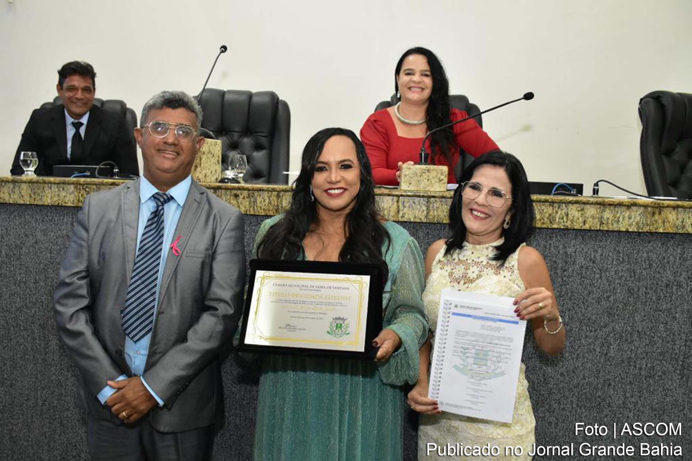 Viviane Araújo é homenageada por sua trajetória na área educacional.