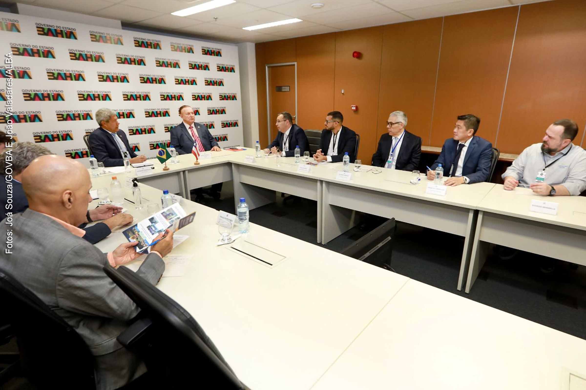Governador Jerônimo Rodrigues, ao lado do deputado Adolfo Menezes, recebe empresário Alessandro Di Giaimo.