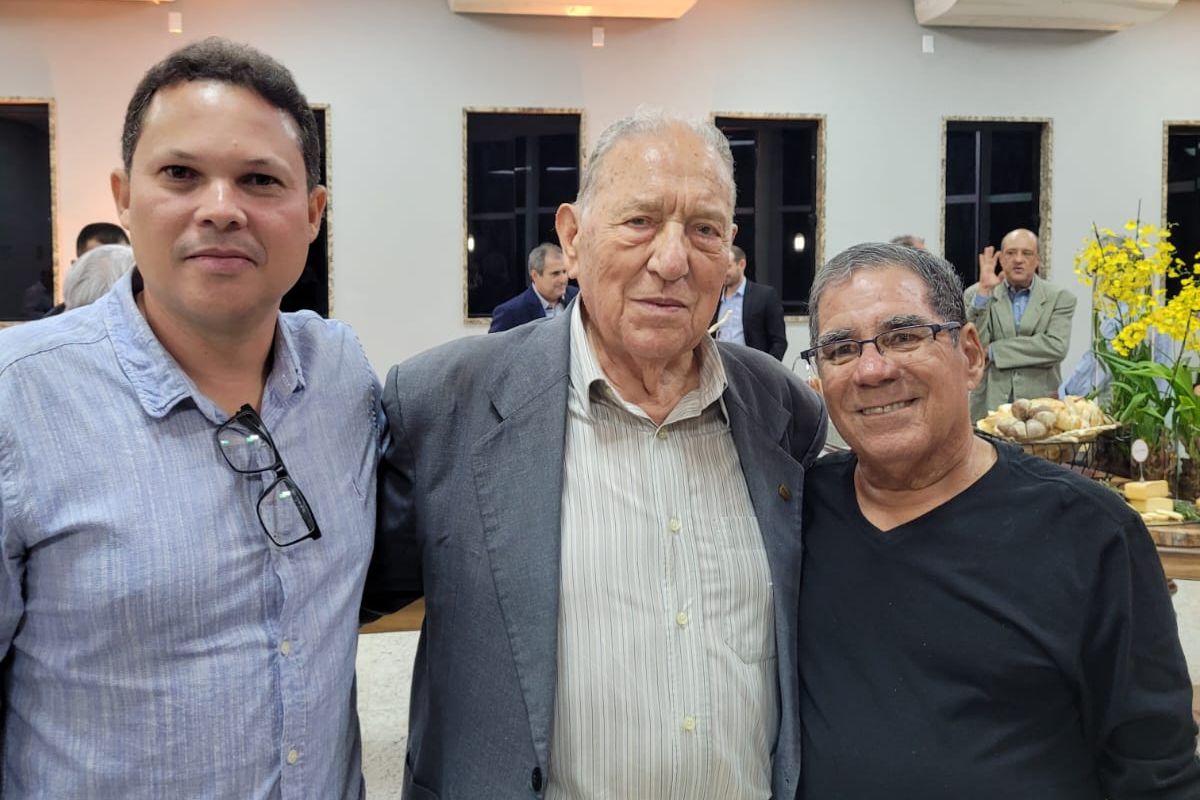 Na posse da nova diretoria do Centro das Indústrias de Feira de Santana, o presidente do Conselho Deliberativo João Batista Ferreira, recebendo o empresário Renato Vieira Filho e aqui o jornalista Larangeira.