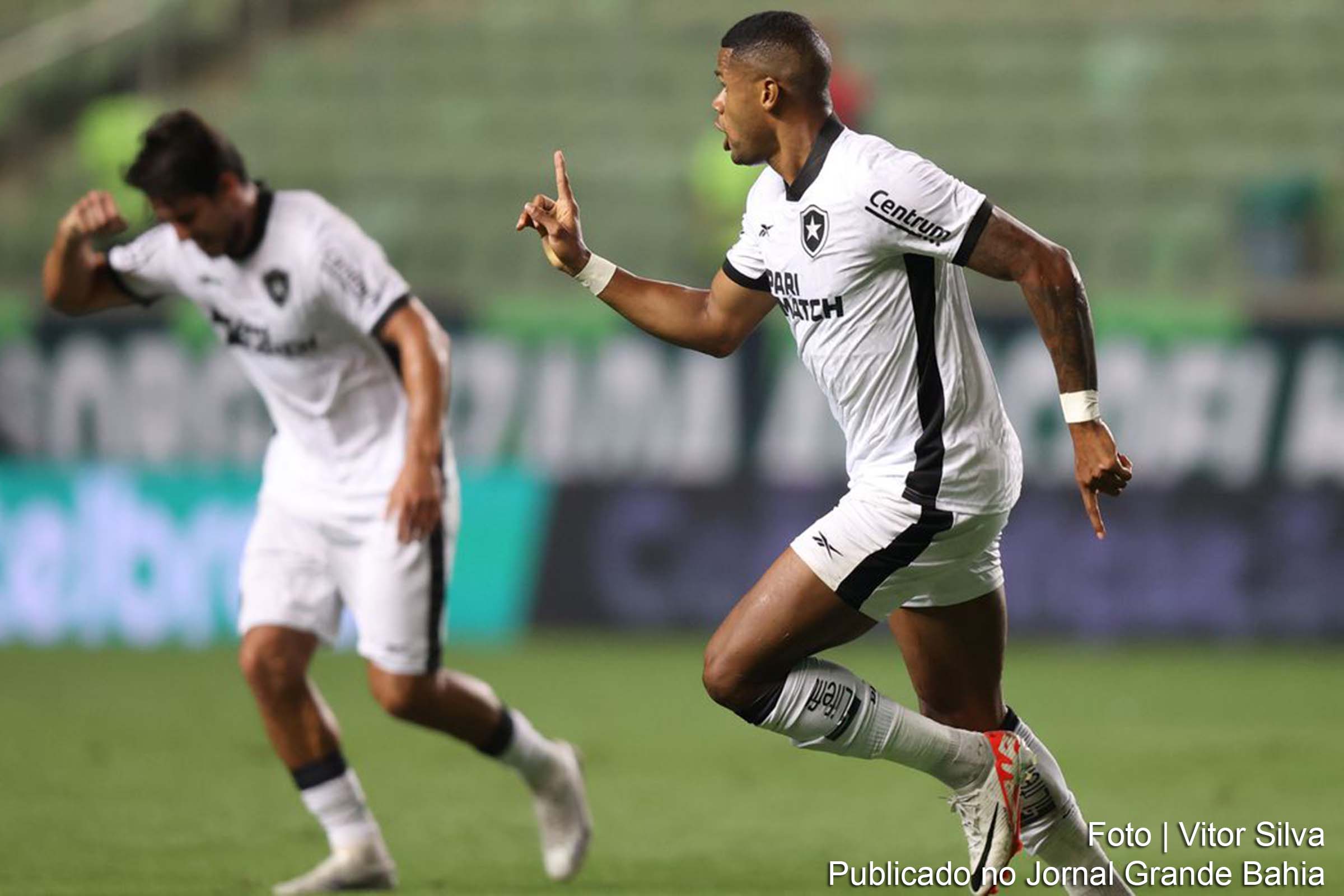Júnior Santos brilha na vitória do Botafogo sobre o América-MG.