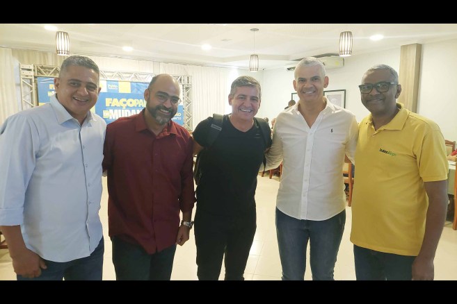 Jurandy Carvalho, Pedro Américo,Yuri Guimarães, Pablo Roberto e Isaías dos Santos (Isaías de Diogo). Empresário Yuri Guimarães, futuro presidente do PP de Feira de Santana, parabeniza o deputado por pré-candidatura à prefeitura da cidade.