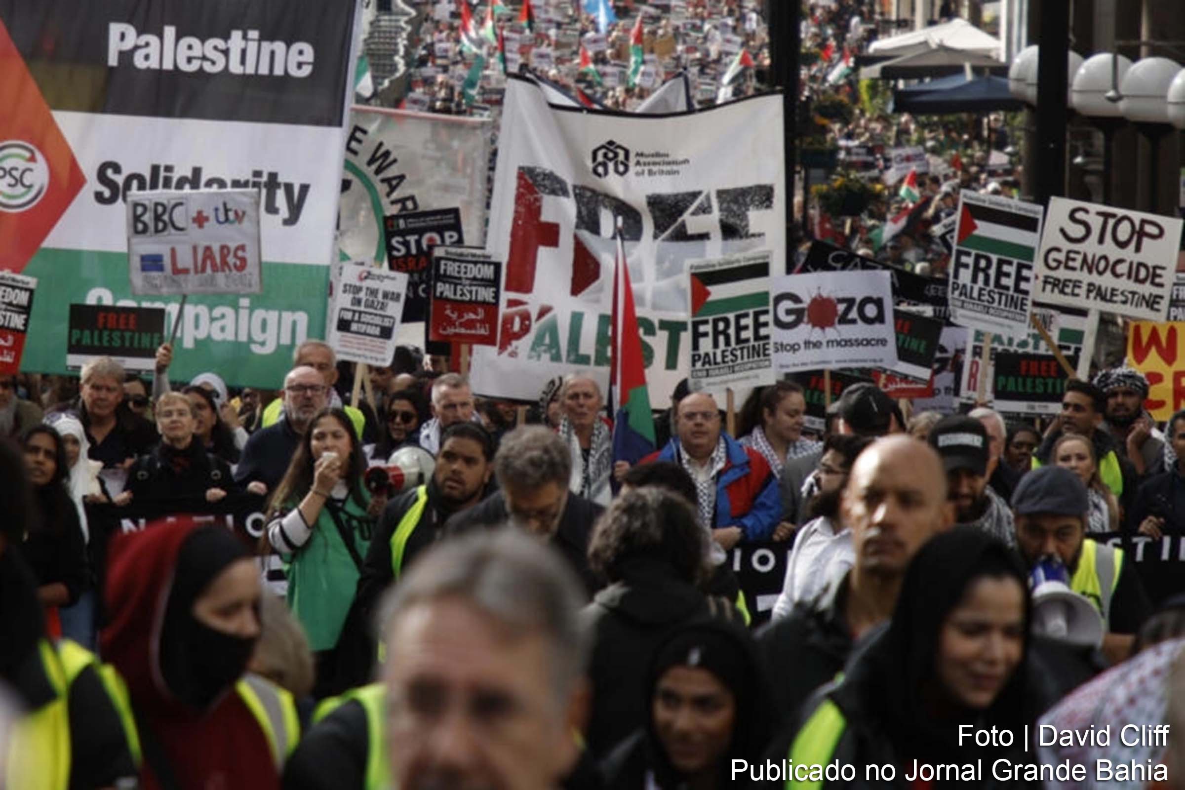 Marcha em apoio aos palestinos pede o fim do conflito na Faixa de Gaza.