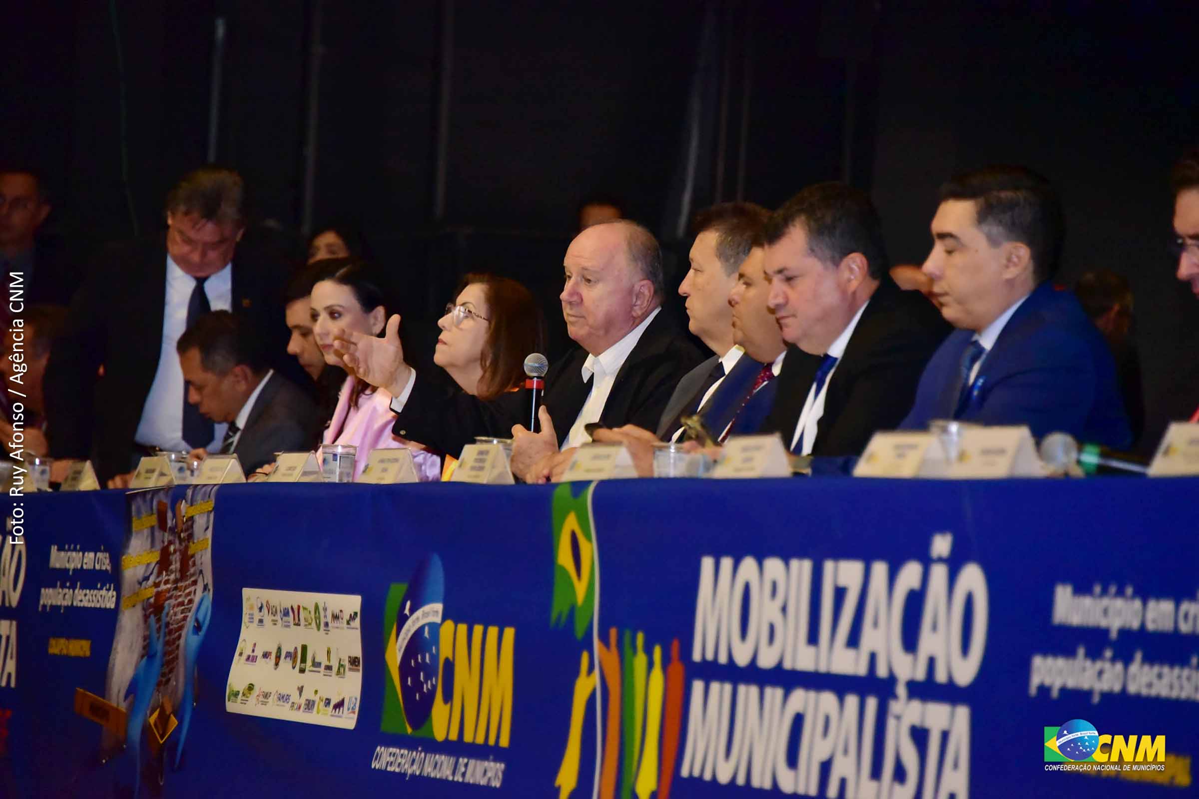 Prefeitos se reúnem em Brasília para buscar apoio e soluções para a crise financeira; Crise afeta mais da metade das gestões municipais do Brasil