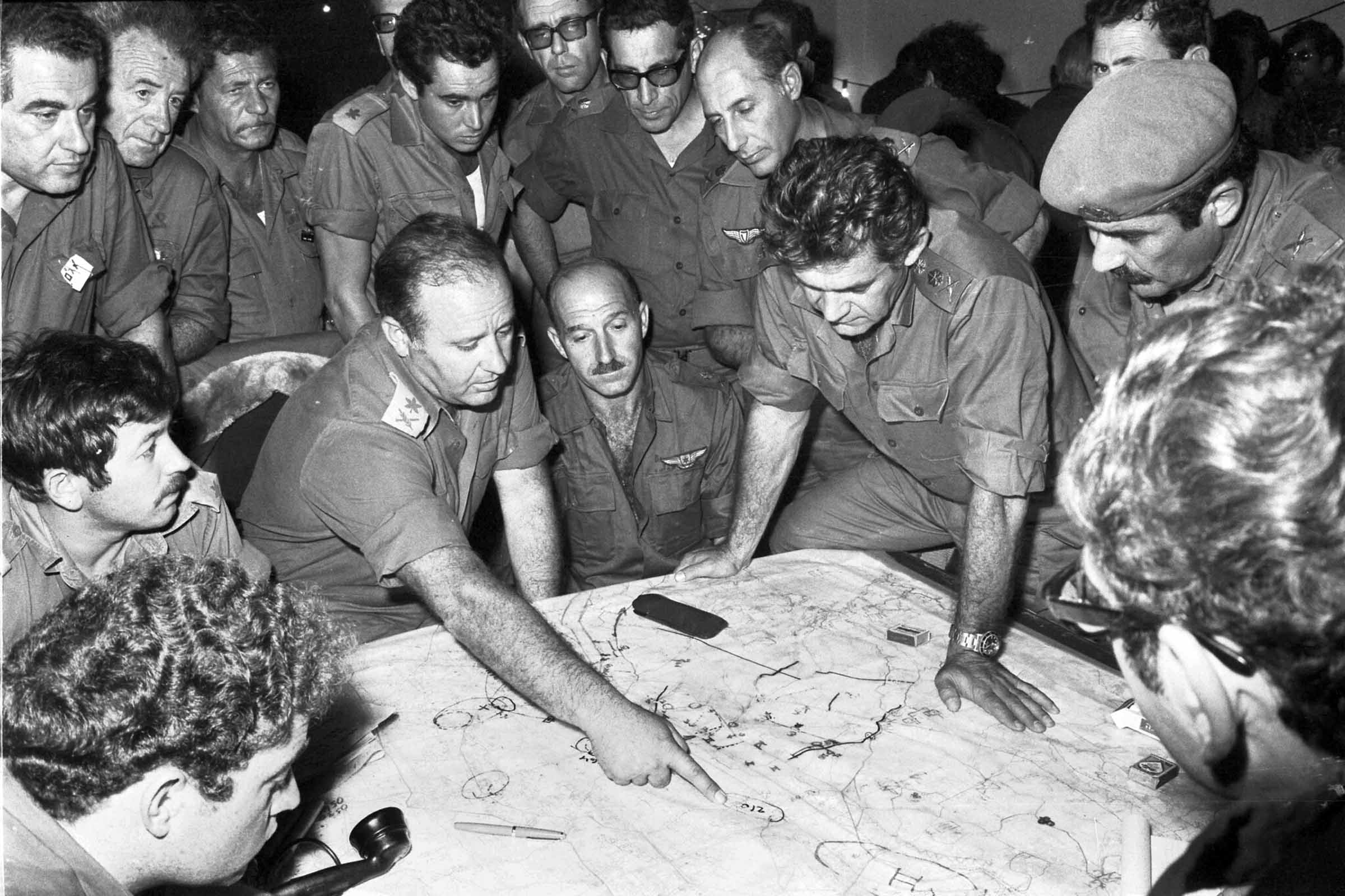 Os principais oficiais das FDI olham para um mapa durante a Guerra do Yom Kippur em outubro de 1973. Cinco décadas após o conflito, Israel reflete sobre lições aprendidas e seu impacto duradouro.