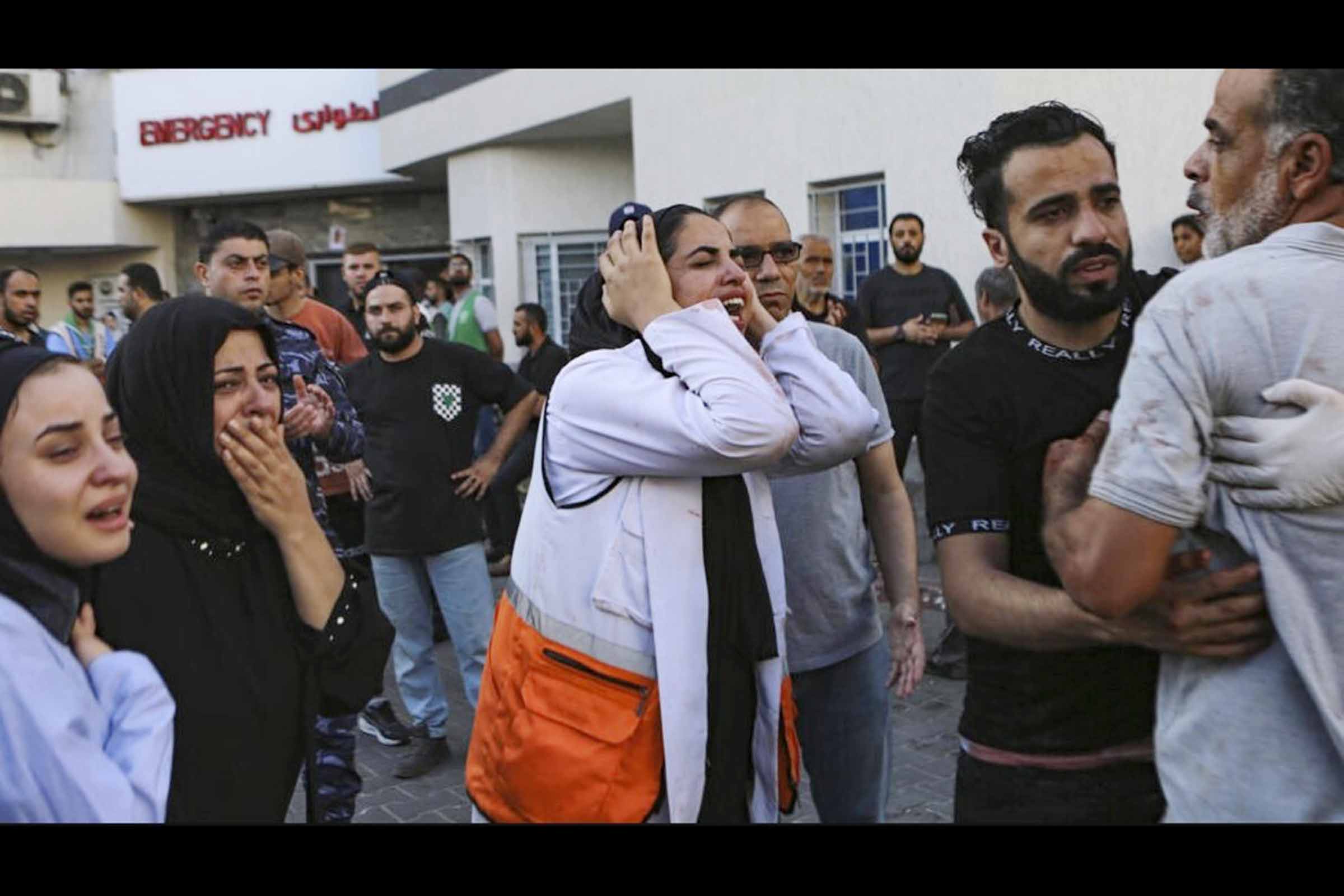 Palestinos choram após ataque a hospital em Gaza, que deixou pelo menos 200 mortos.