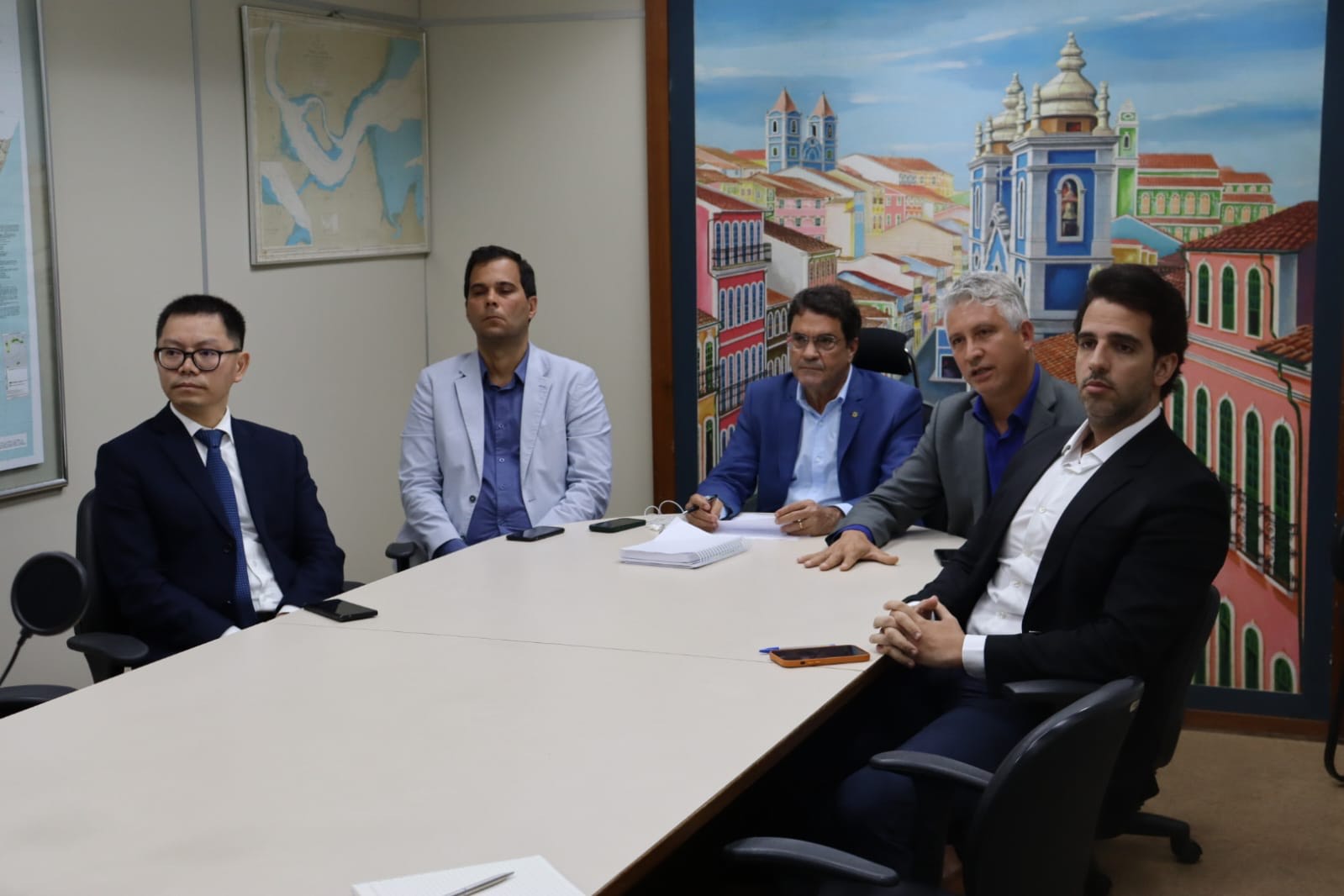 Autoridades assinam acordo para formação de grupo de trabalho focado no desenvolvimento do setor de mineração na Bahia com tecnologia chinesa. (Foto: Divulgação/GOVBA)