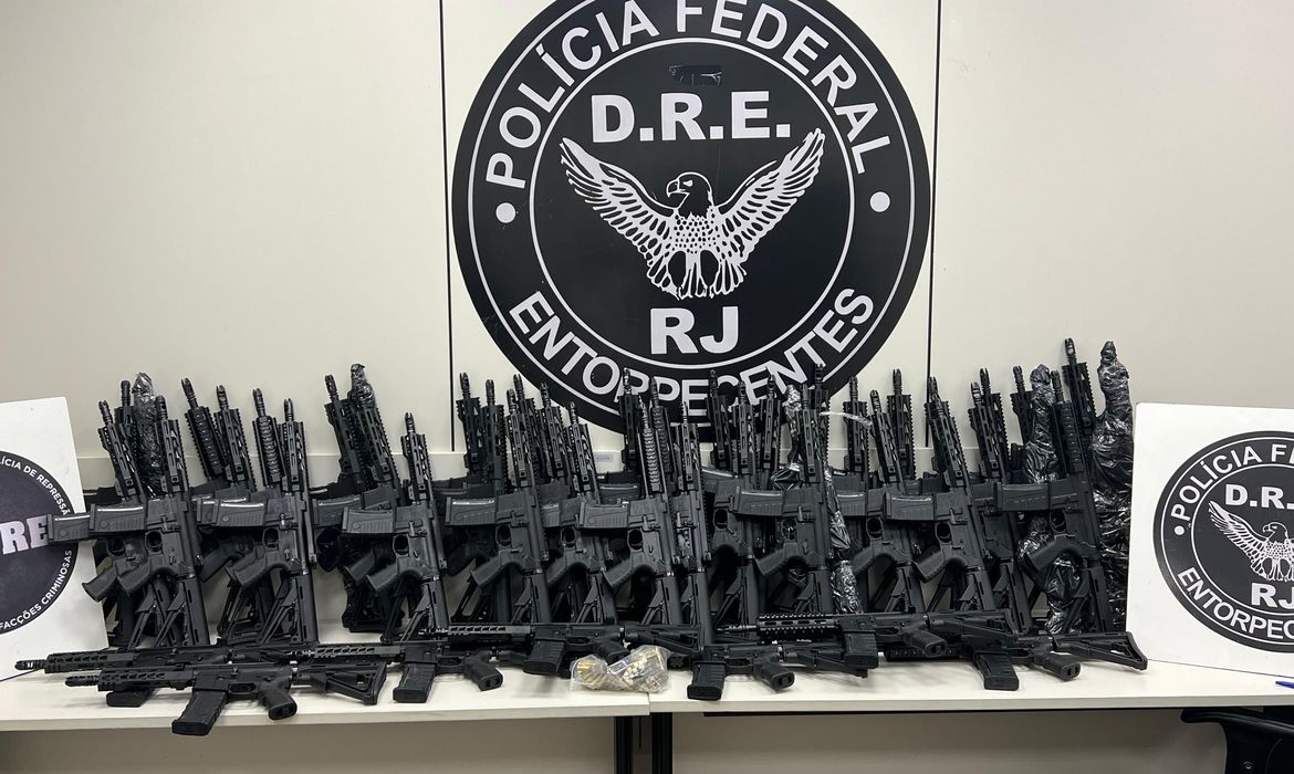 Operação resulta na apreensão de 47 fuzis e munições, levando à prisão de três homens envolvidos no tráfico de armas no Rio de Janeiro. (Foto: Divulgação)