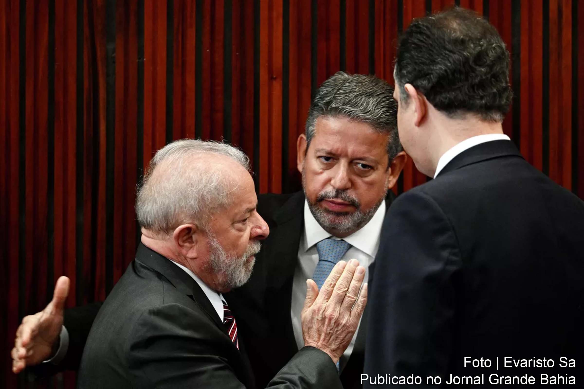 Presidente Lula cumprimenta Arthur Lira, presidente da Câmara dos Deputados.