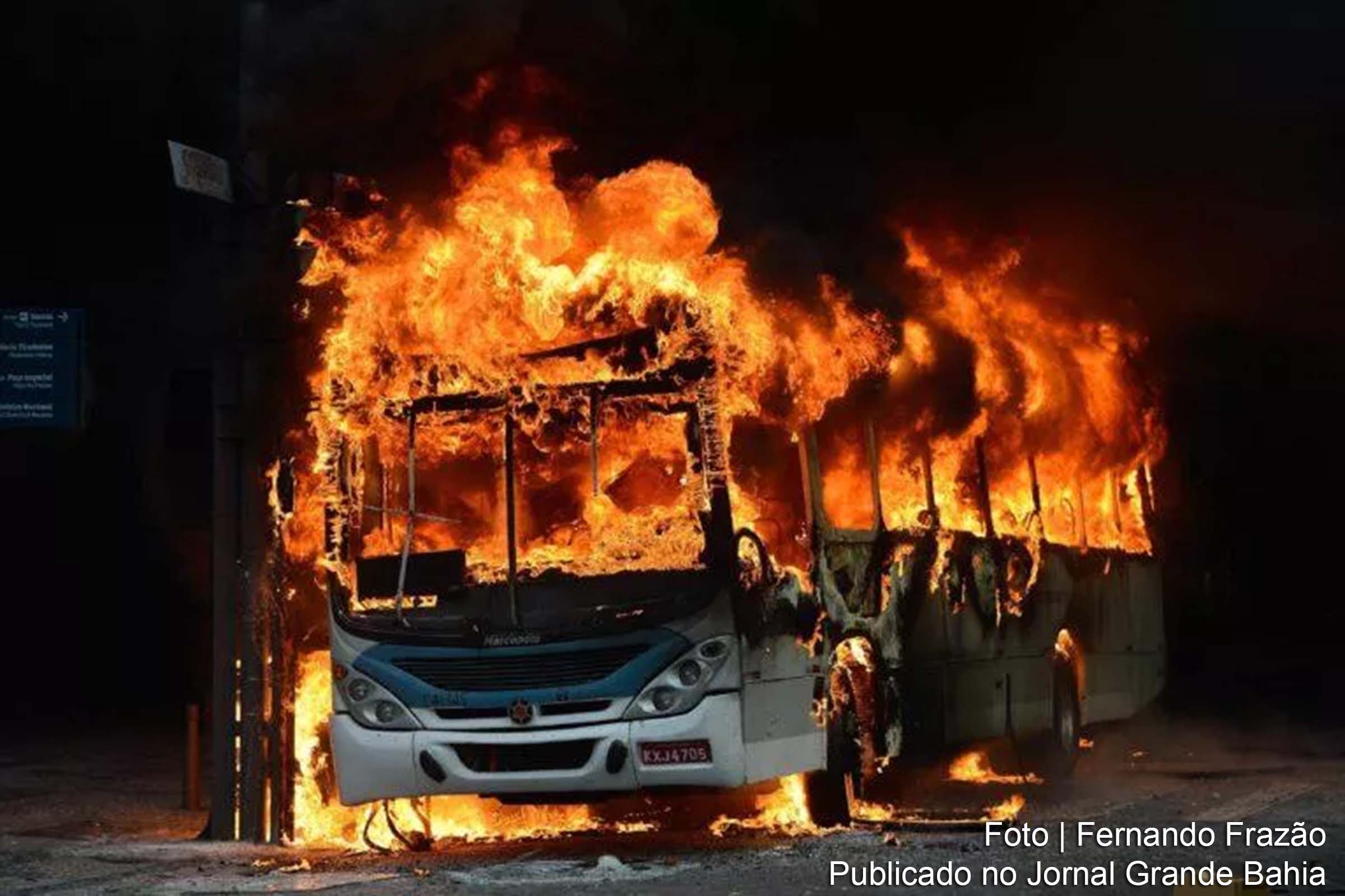 Incêndio destrói ônibus no Rio de Janeiro após a morte do sobrinho de um miliciano.