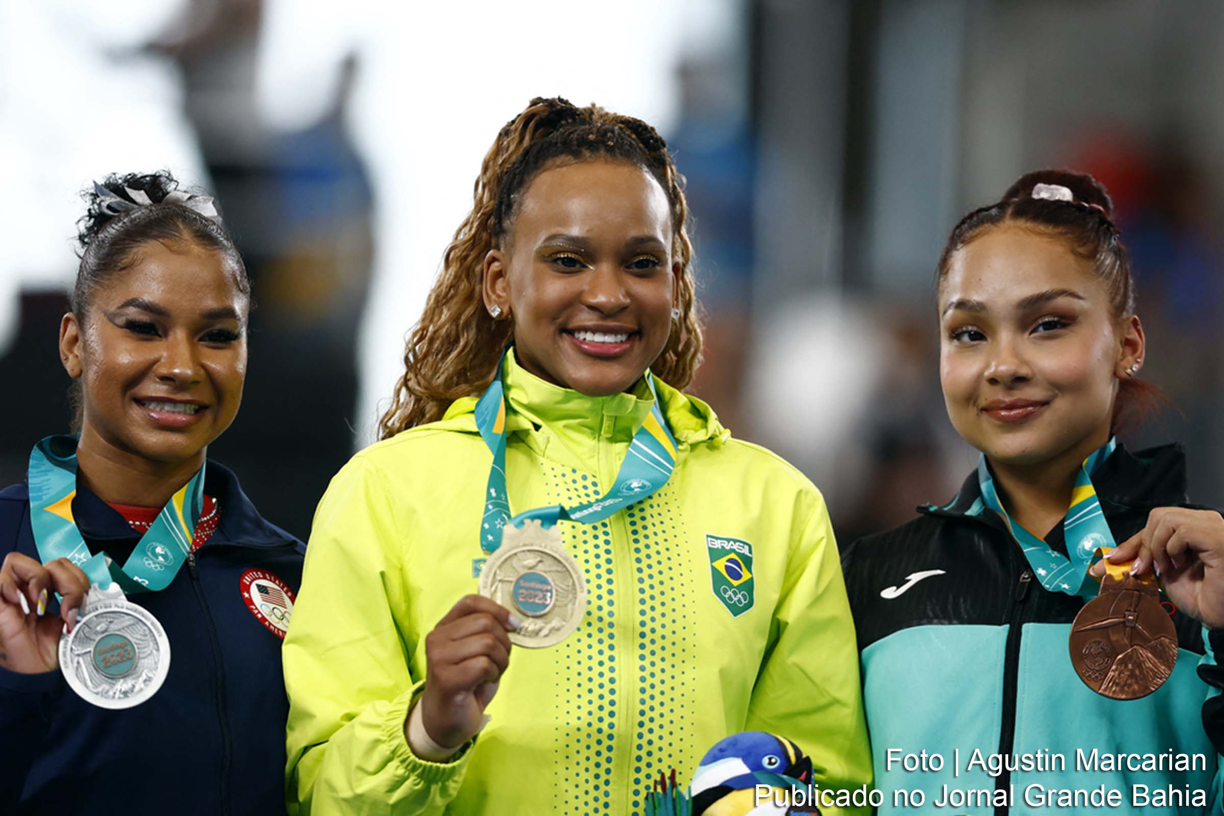 Brasileira brilha e garante a medalha de ouro na prova de salto sobre a mesa em Santiago (Chile).