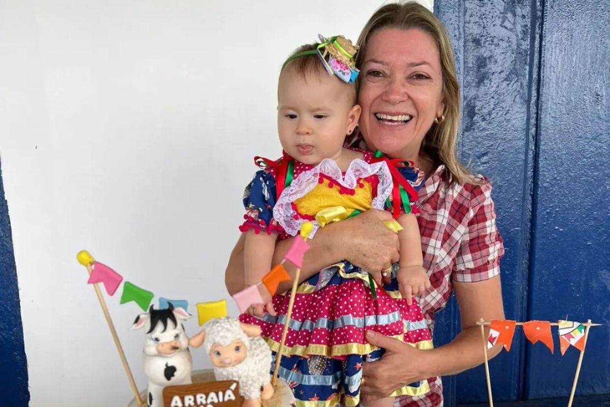 Rita Lemos, será festejada sábado próximo, durante um encontro social às 17 horas, na Arena Beach Tênis, na Artemia Pires, quando completará idade nova. No flash com sua netinha.