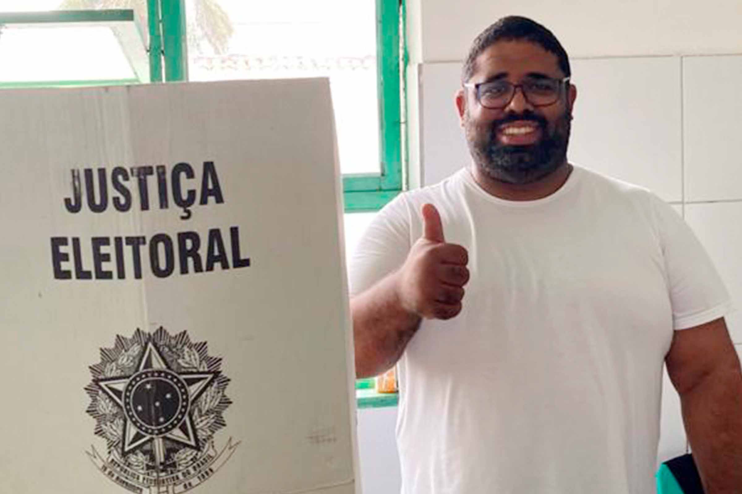 Secretário de Justiça e Direitos Humanos, Felipe Freitas, votou em Feira de Santana, onde milhares de pessoas compareceram ao colégio eleitoral no domingo (01/09/2023).